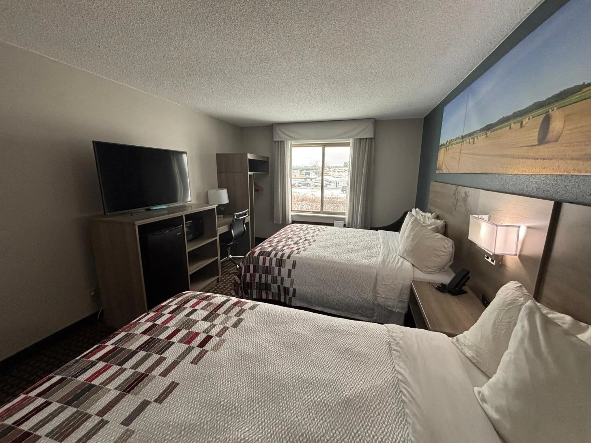 Photo of the whole room, Bed in Red Roof Inn & Suites Tomah