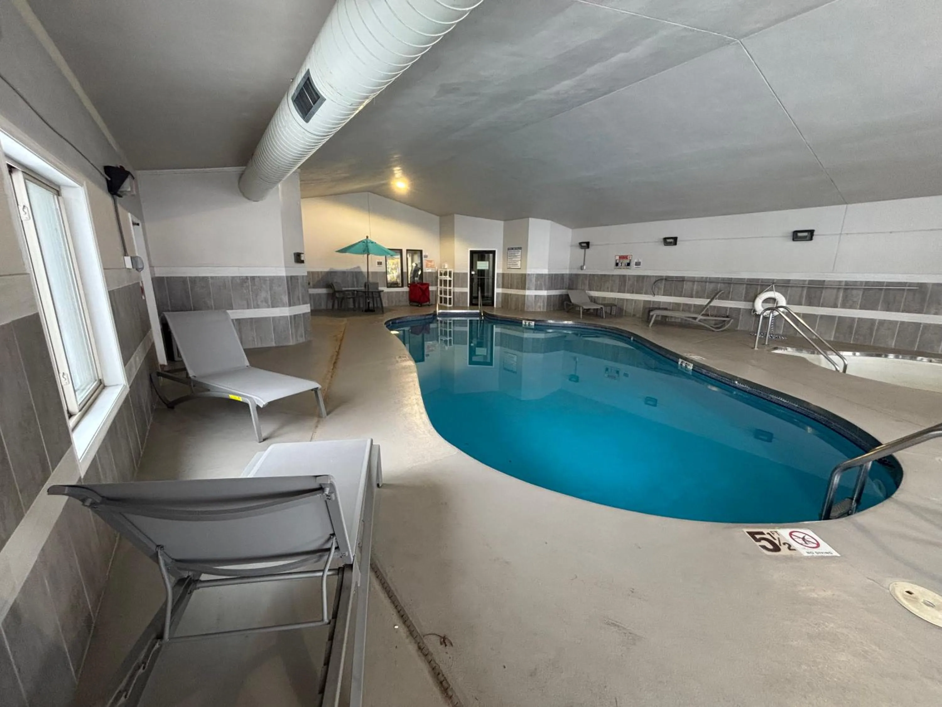 Swimming pool in Red Roof Inn & Suites Tomah