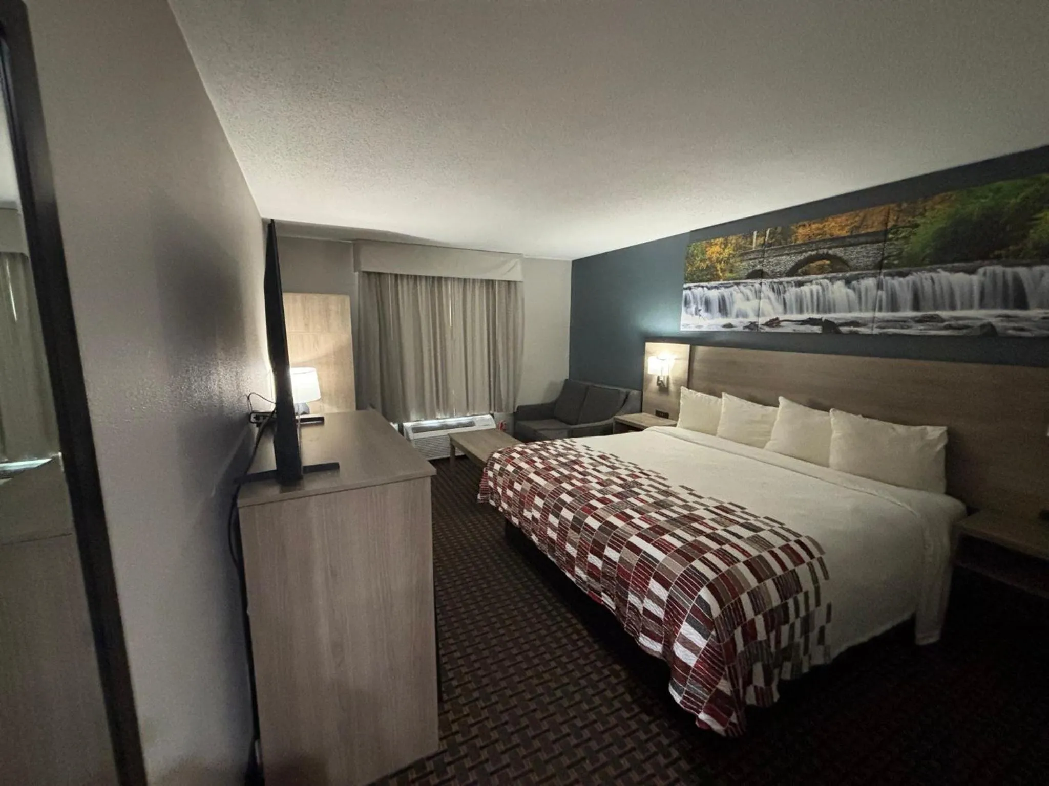 Photo of the whole room, Bed in Red Roof Inn & Suites Tomah