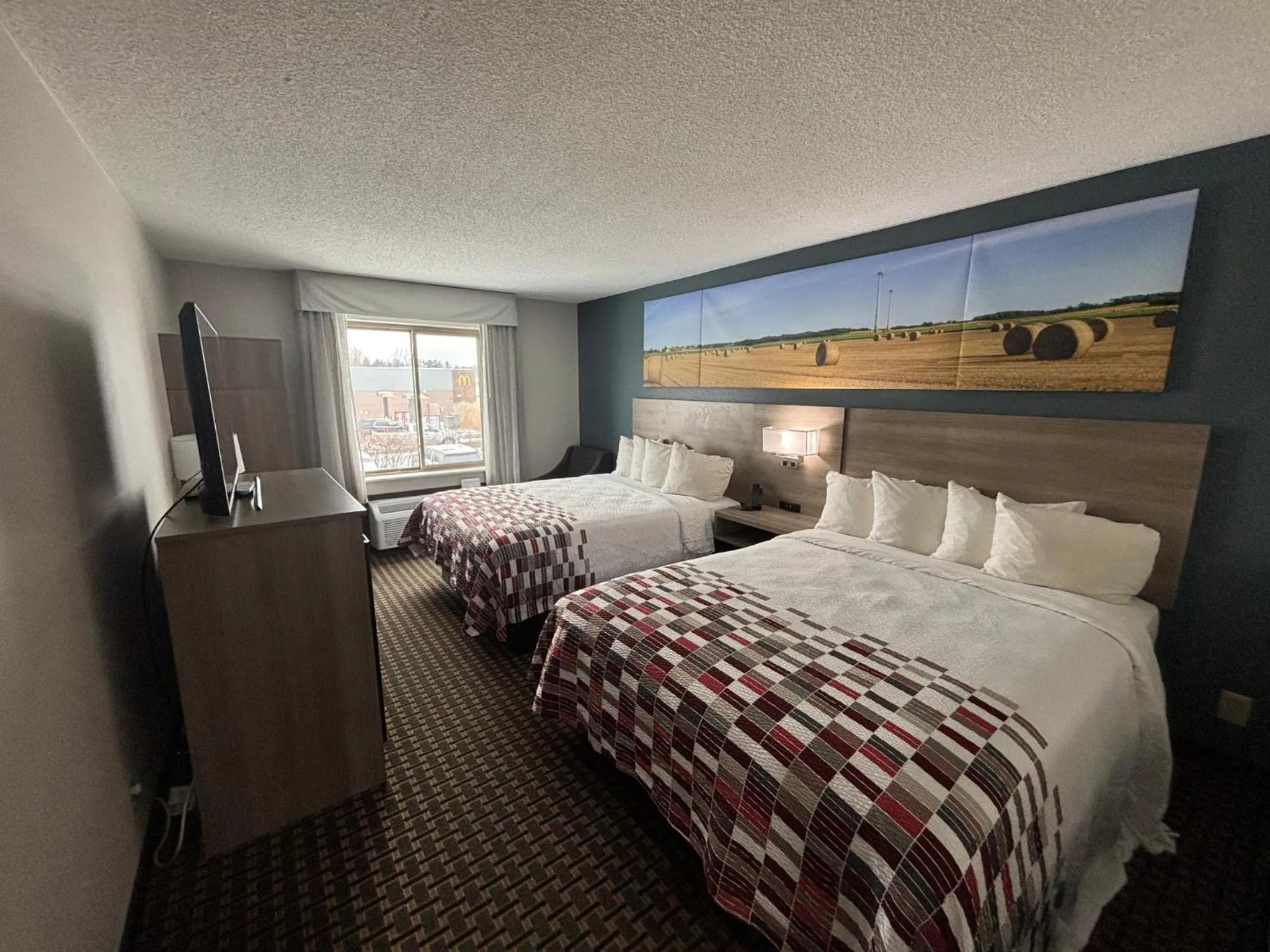 Photo of the whole room, Bed in Red Roof Inn & Suites Tomah