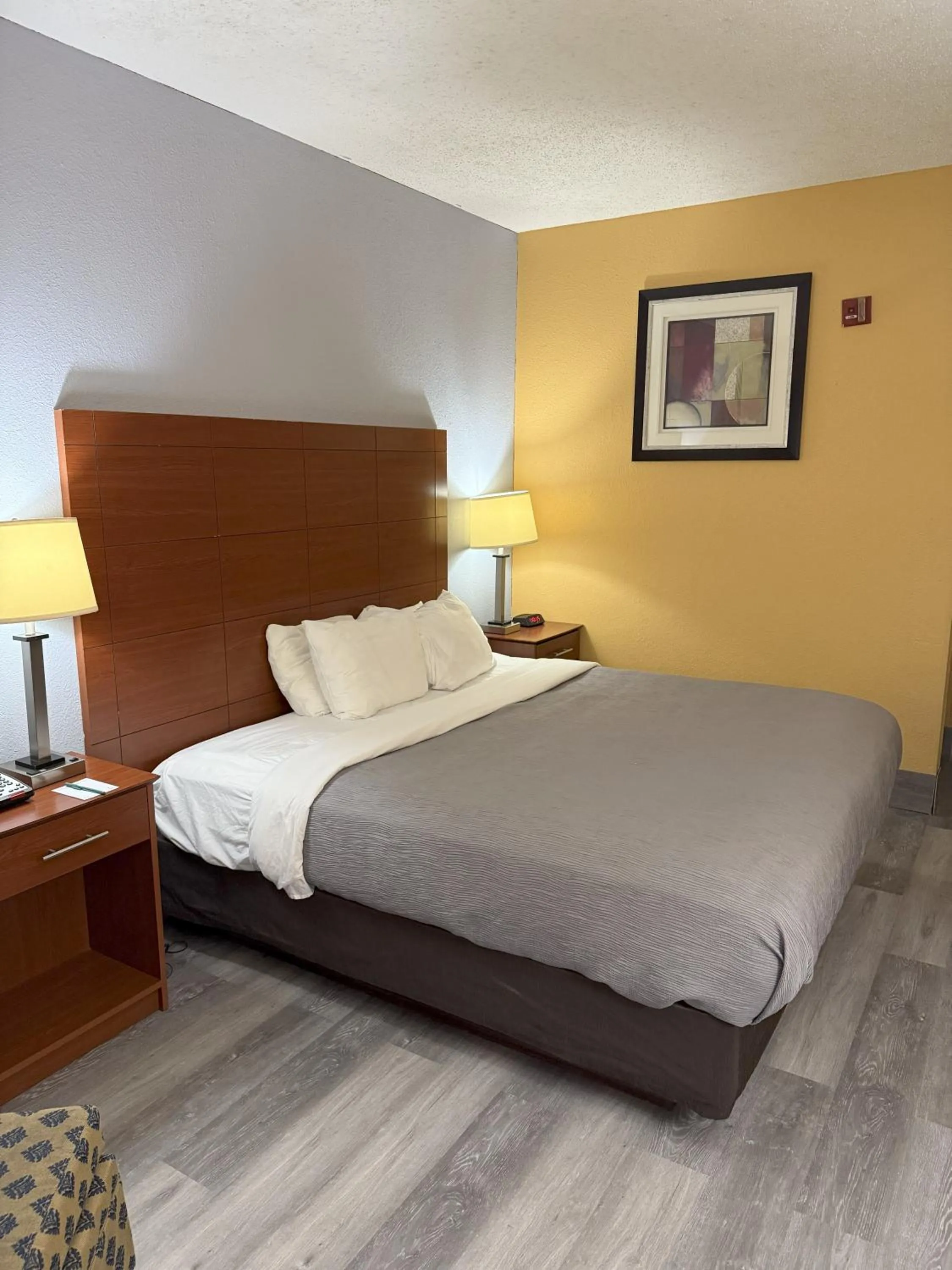 Bed in Quality Inn Manitowoc