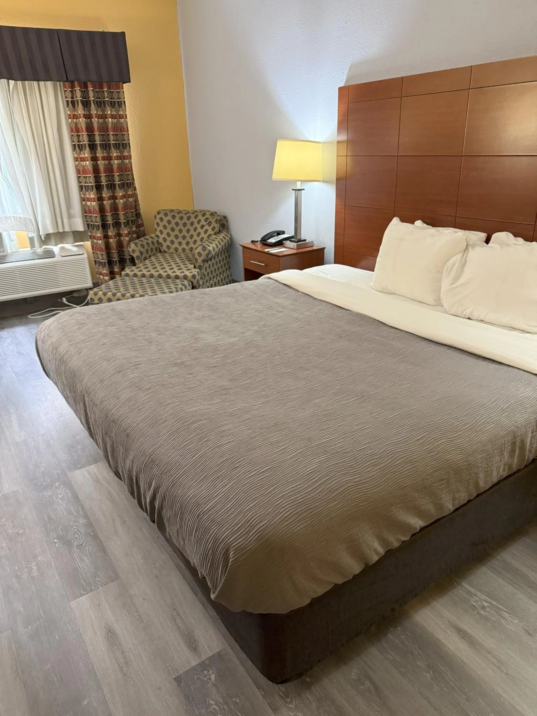 Bed in Quality Inn Manitowoc