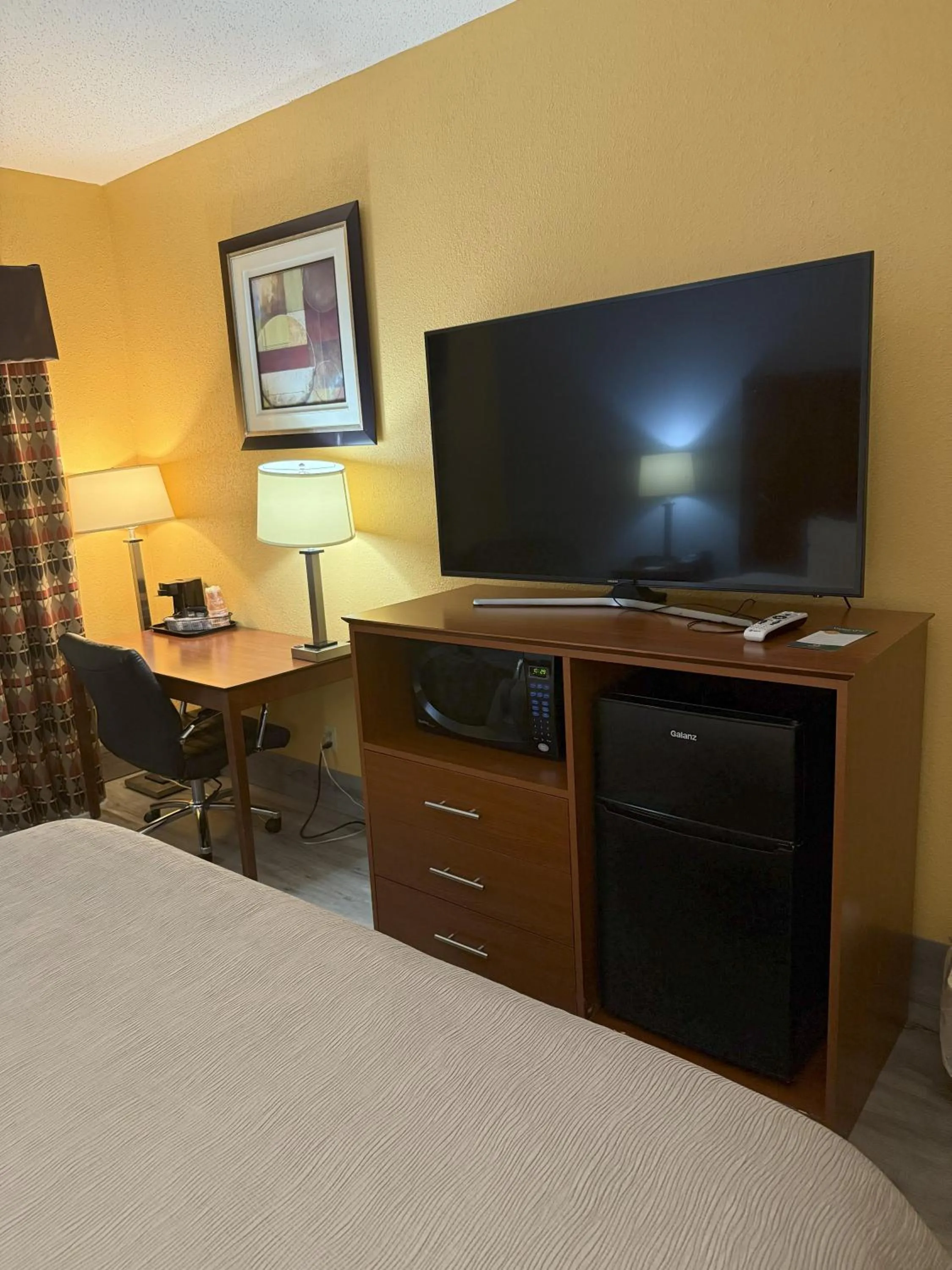 Bed in Quality Inn Manitowoc