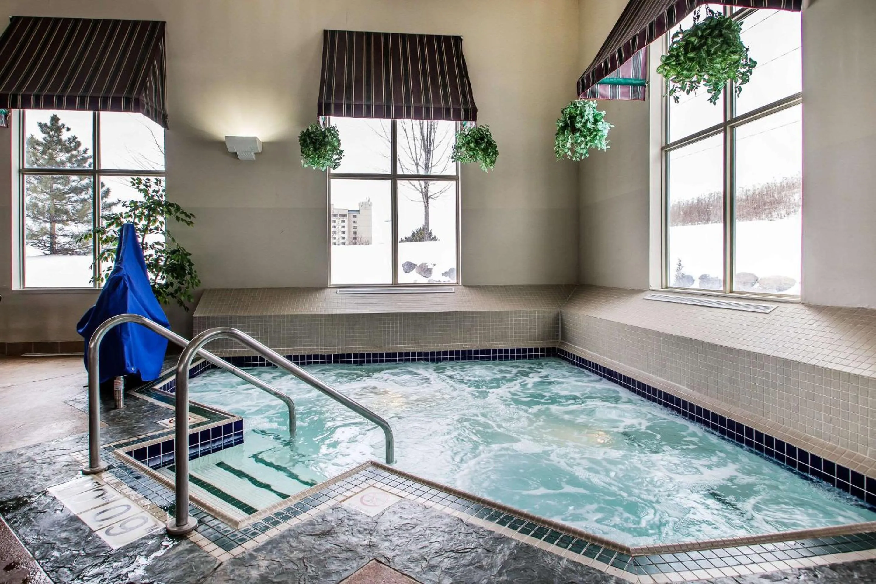 Swimming pool in Comfort Suites Madison West - Middleton