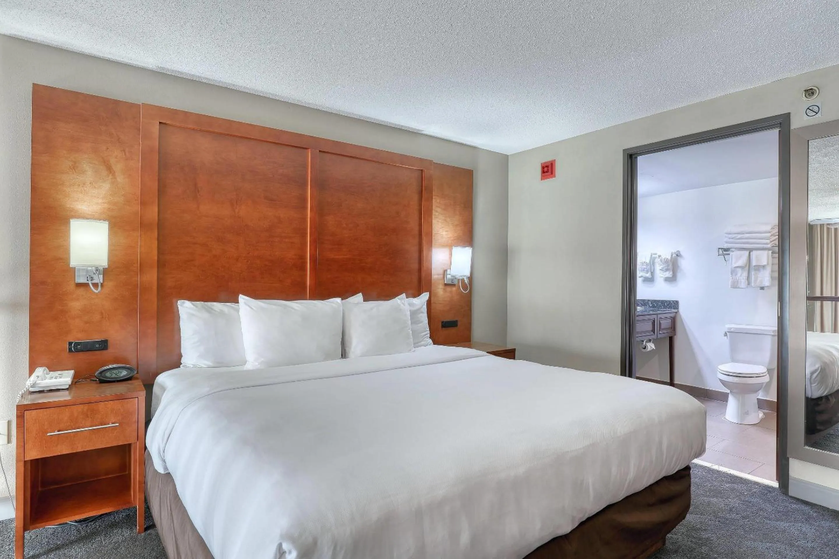 Bedroom, Bed in Comfort Suites Madison West - Middleton