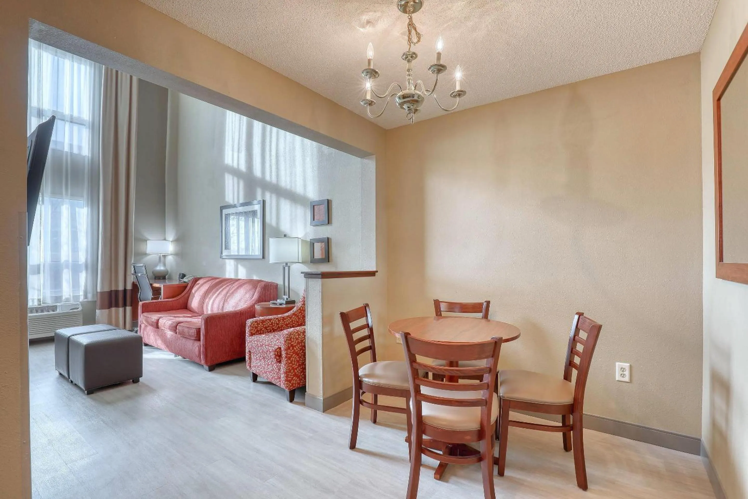 Bedroom in Comfort Suites Madison West - Middleton