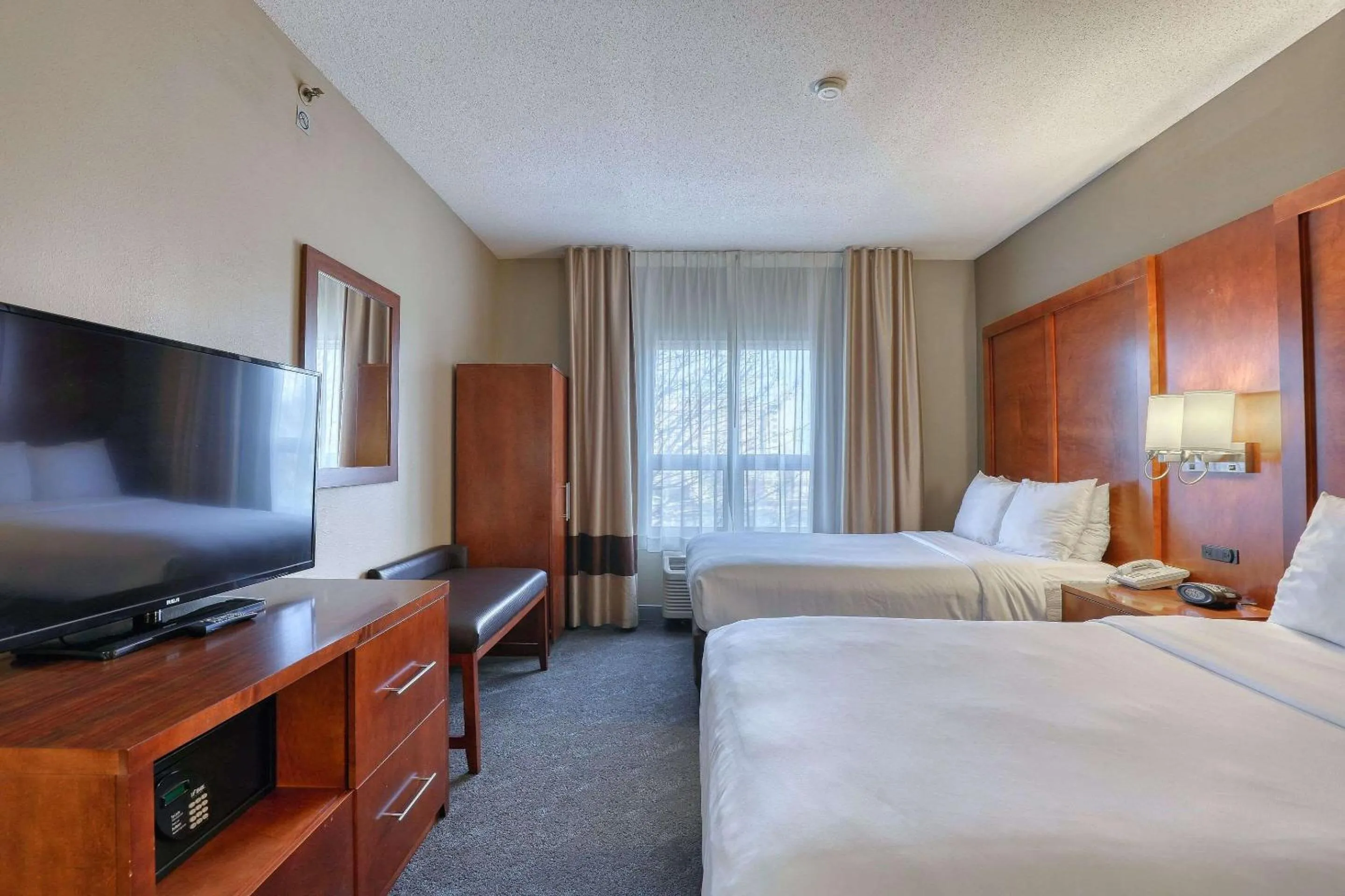 Bedroom, Bed in Comfort Suites Madison West - Middleton