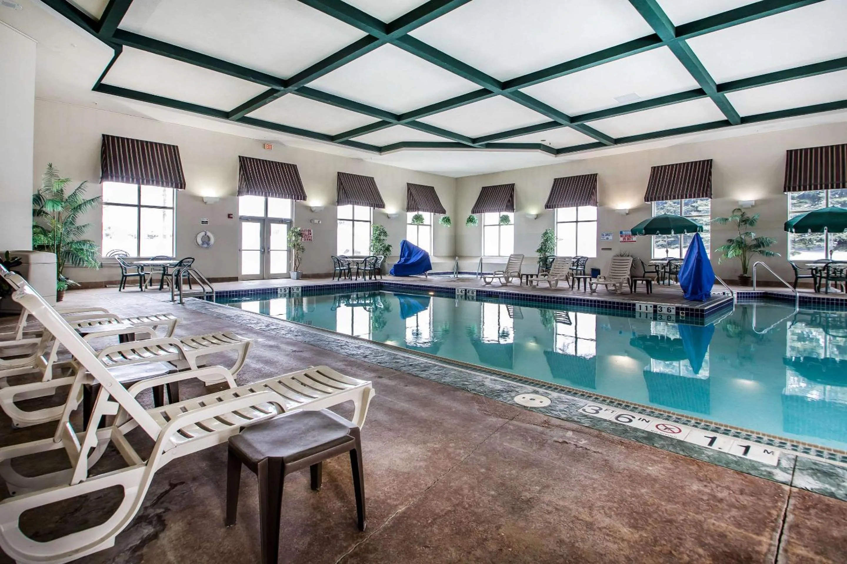 Swimming pool in Comfort Suites Madison West - Middleton