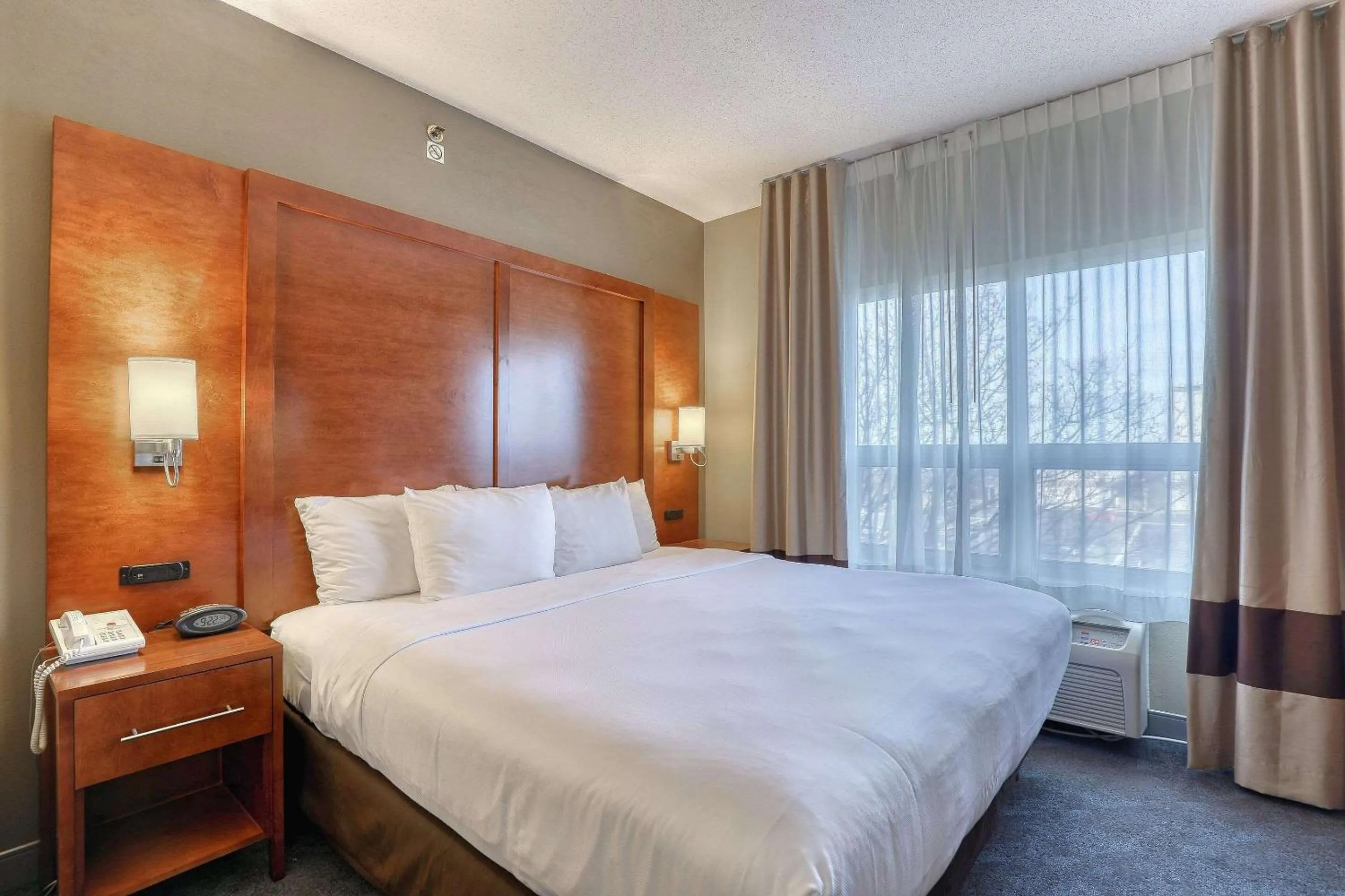 Bedroom, Bed in Comfort Suites Madison West - Middleton