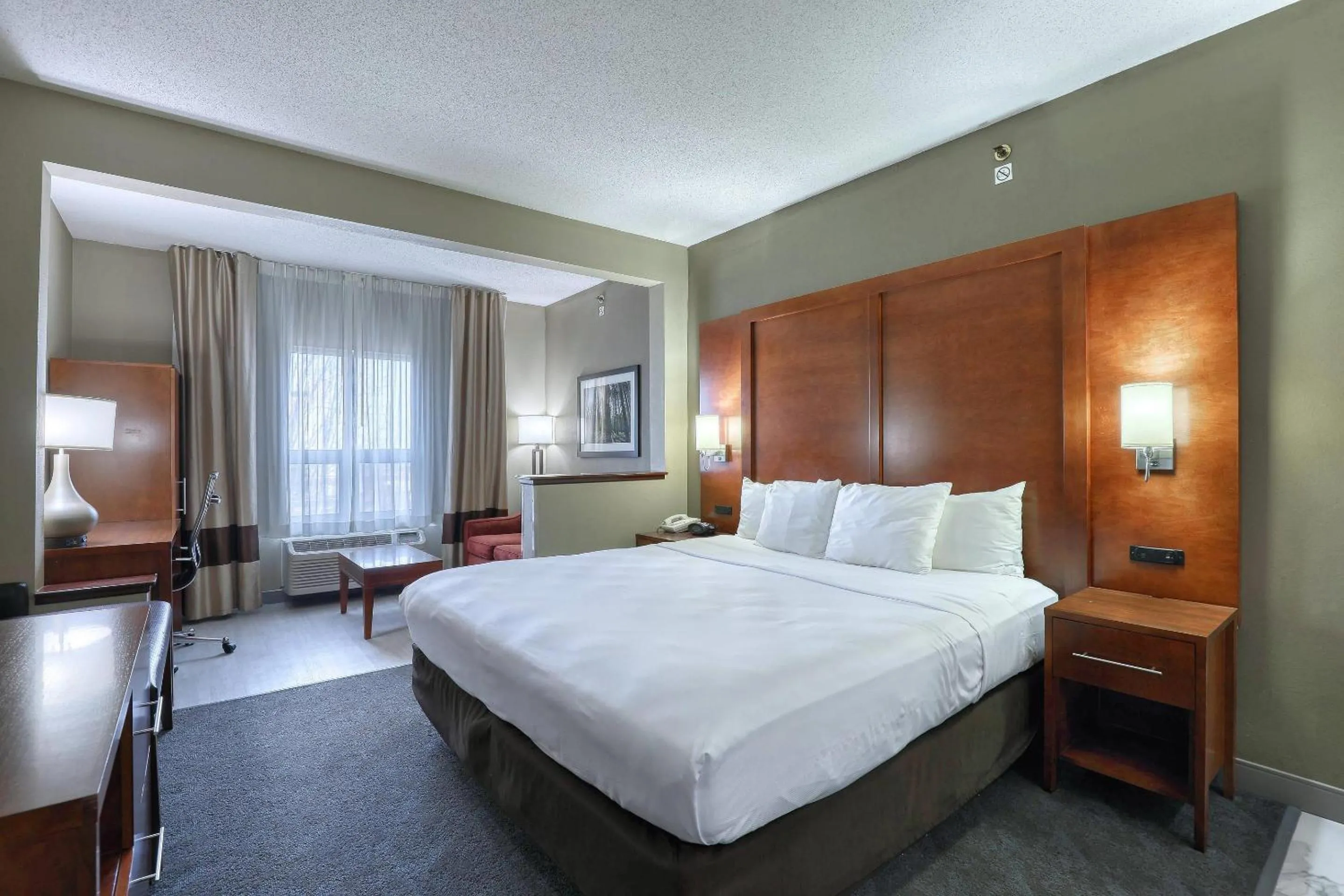 Bedroom, Bed in Comfort Suites Madison West - Middleton