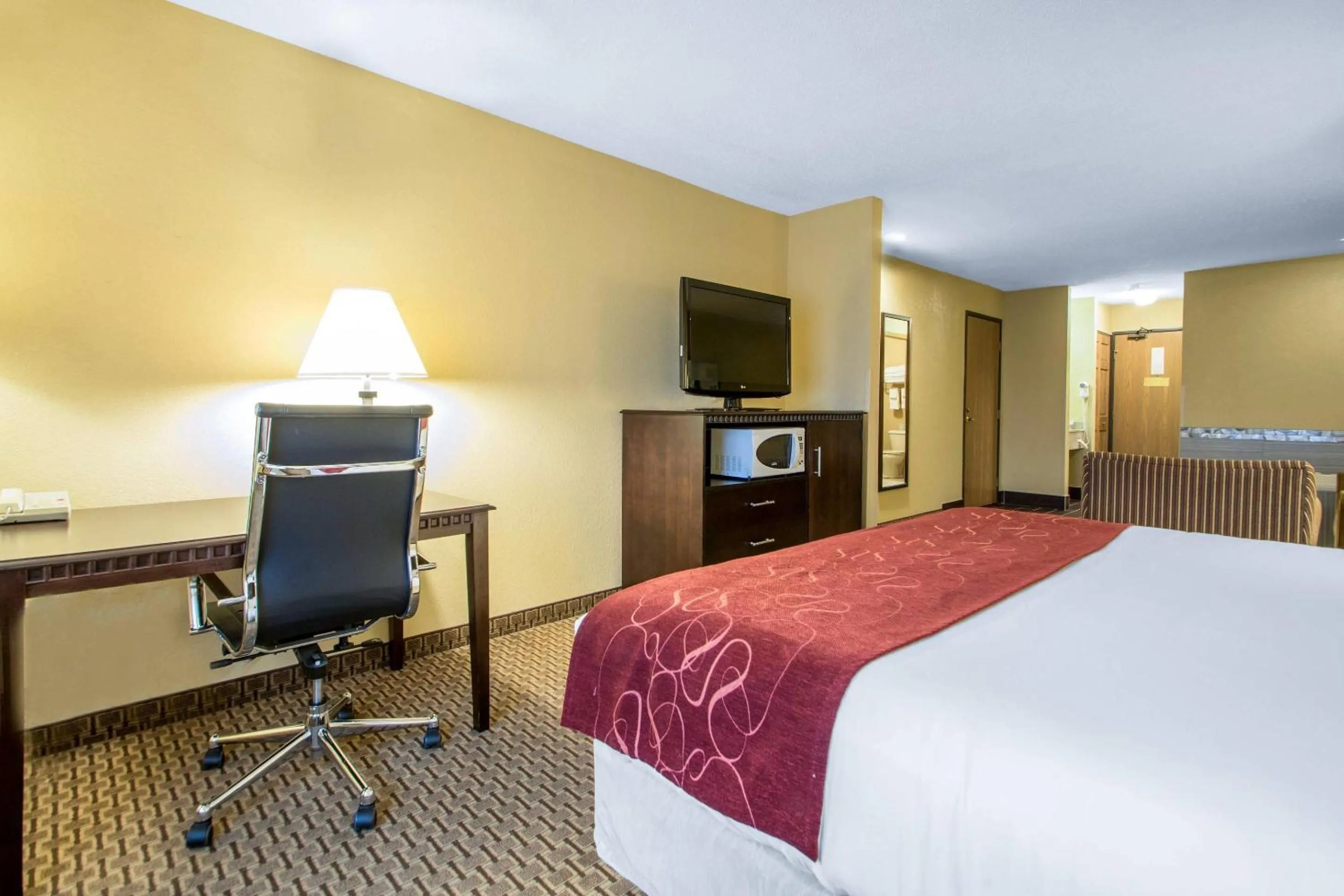 Bedroom, Bed in Comfort Suites Wisconsin Dells Area