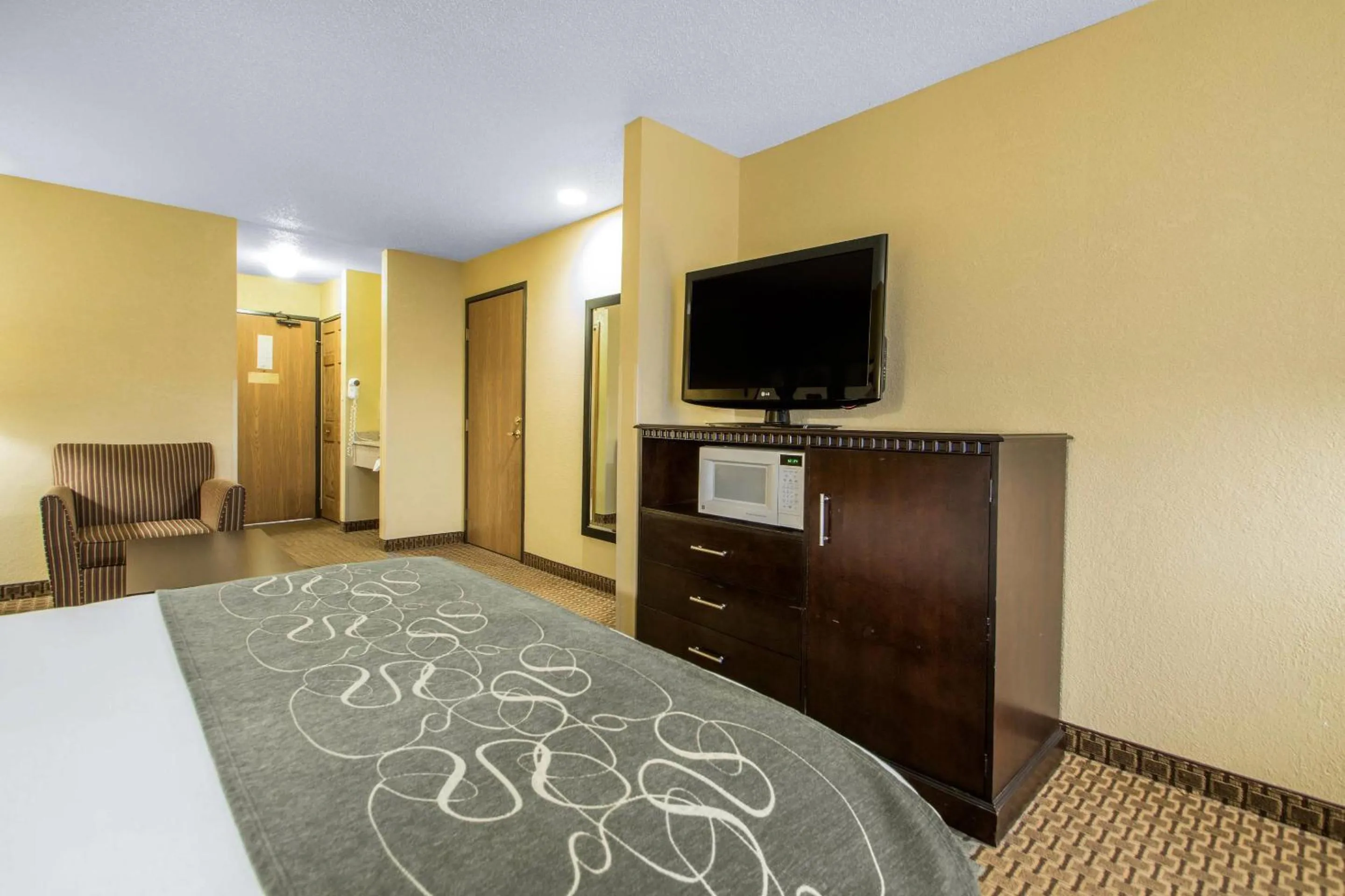 Bedroom, Bed in Comfort Suites Wisconsin Dells Area