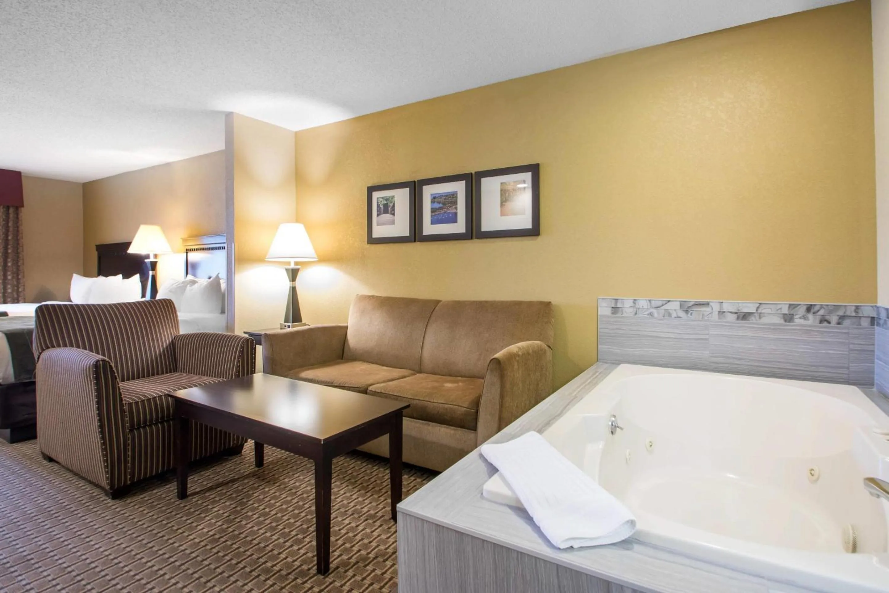 Bedroom in Comfort Suites Wisconsin Dells Area