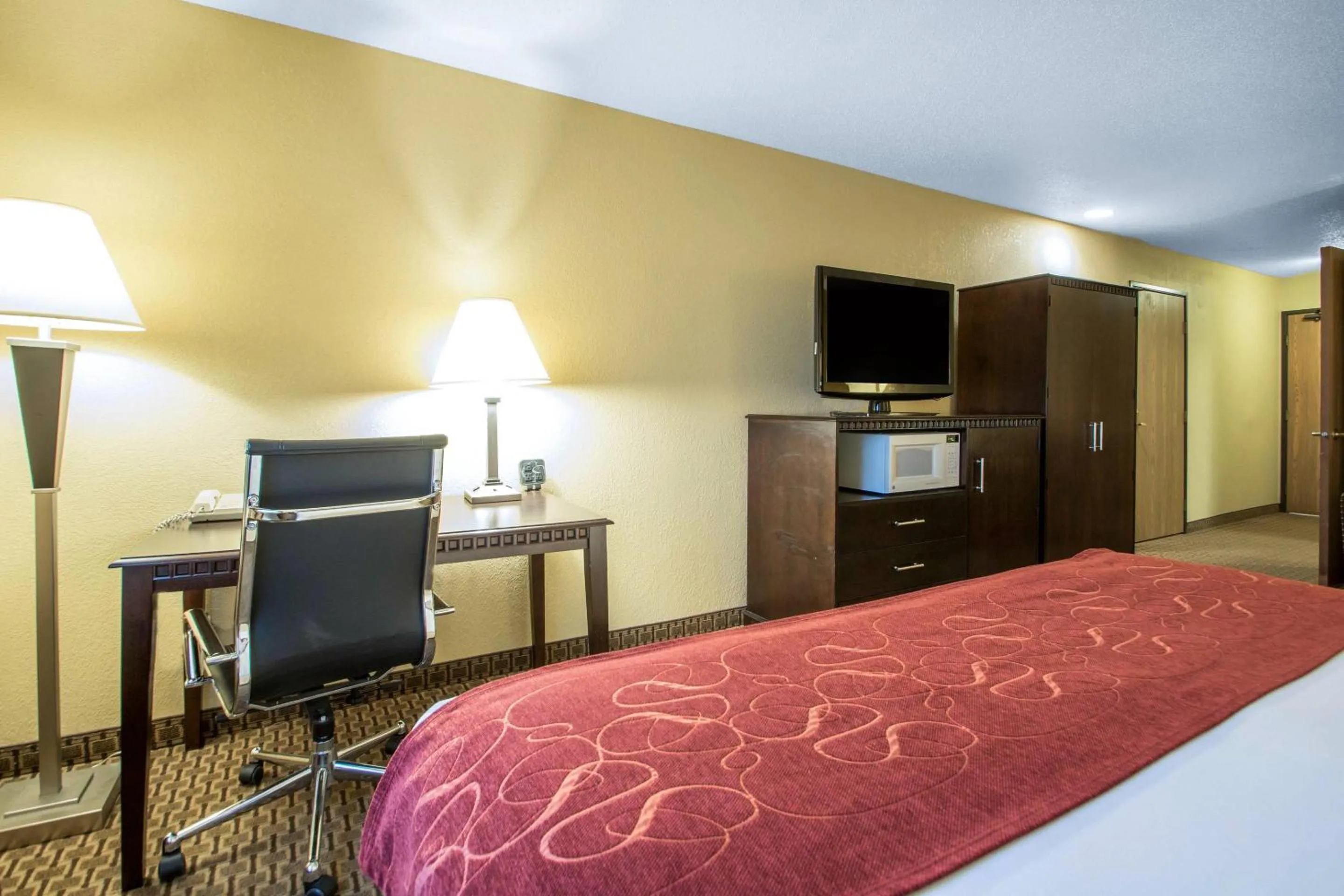Bedroom, Bed in Comfort Suites Wisconsin Dells Area