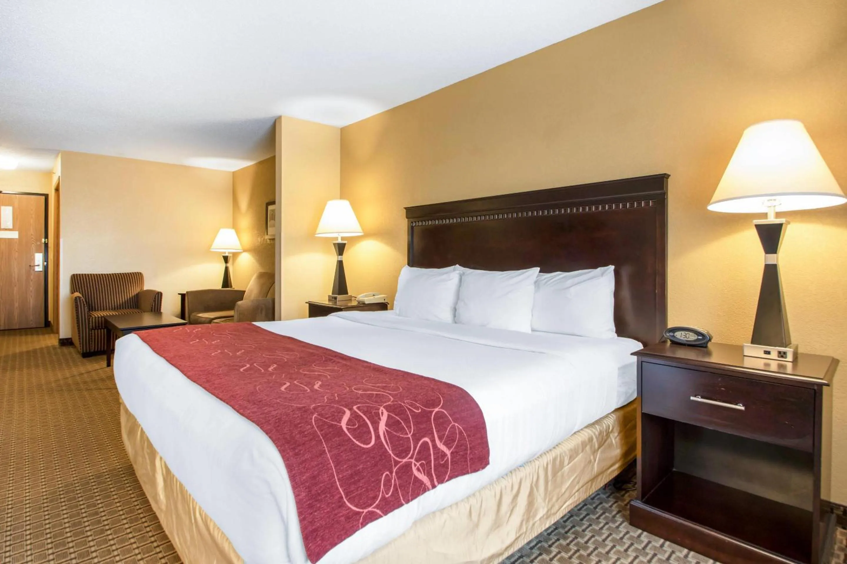 Bedroom, Bed in Comfort Suites Wisconsin Dells Area