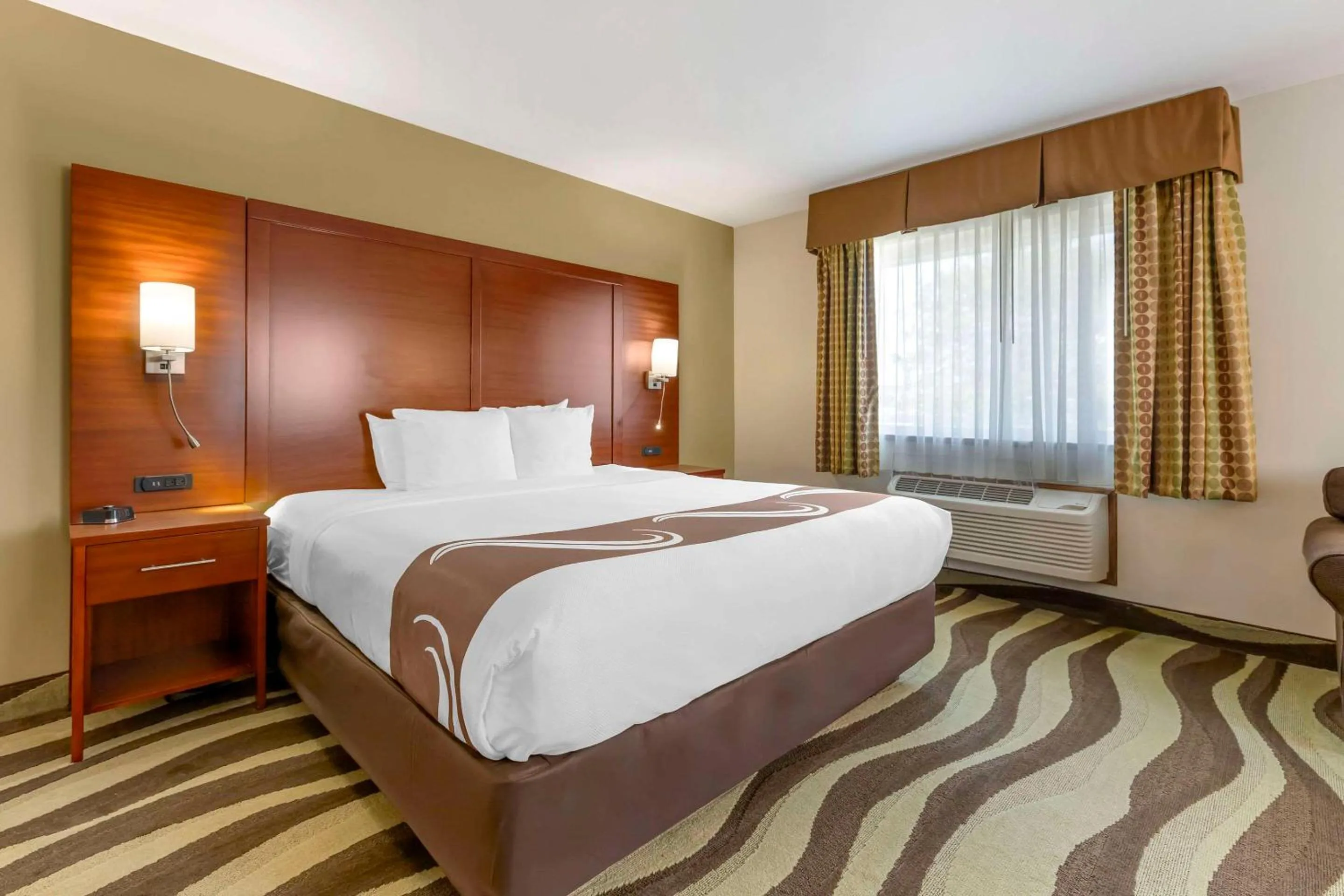 Bedroom, Bed in Quality Inn & Suites Stoughton - Madison South