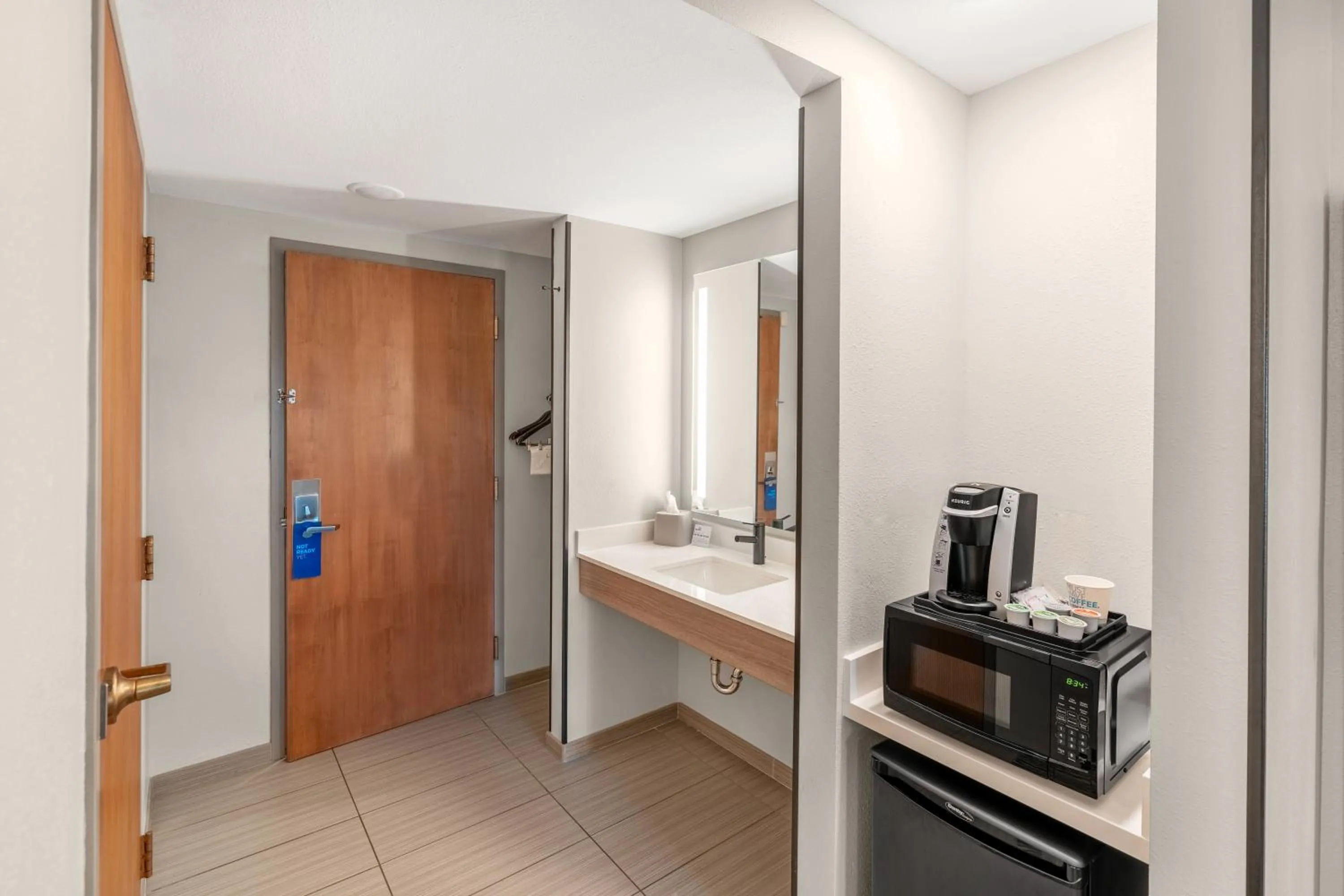microwave in Holiday Inn Express & Suites Hayward by IHG