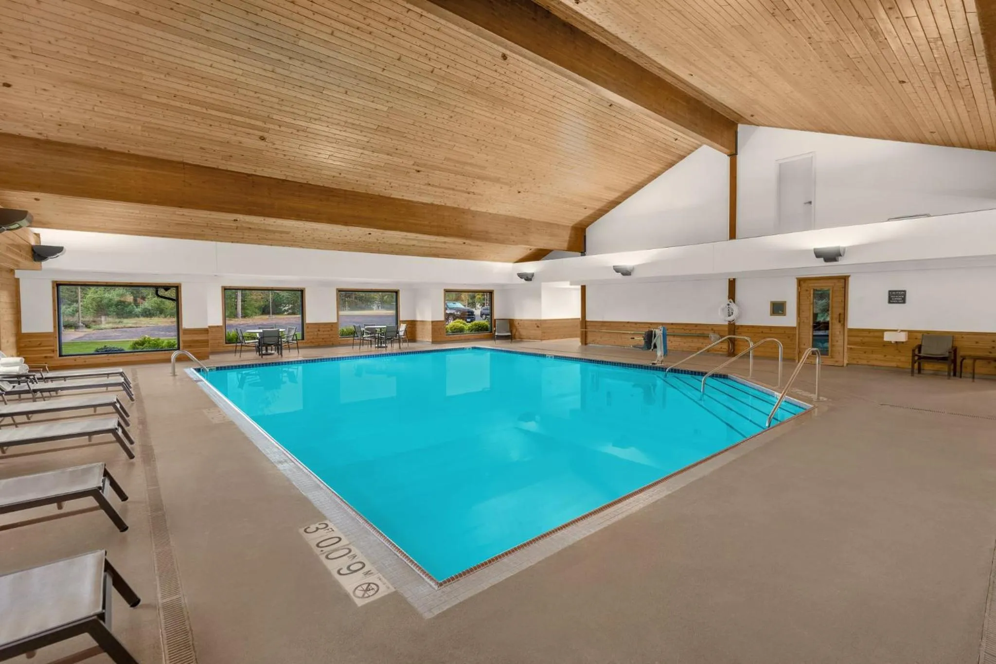 Swimming pool in Holiday Inn Express & Suites Hayward by IHG