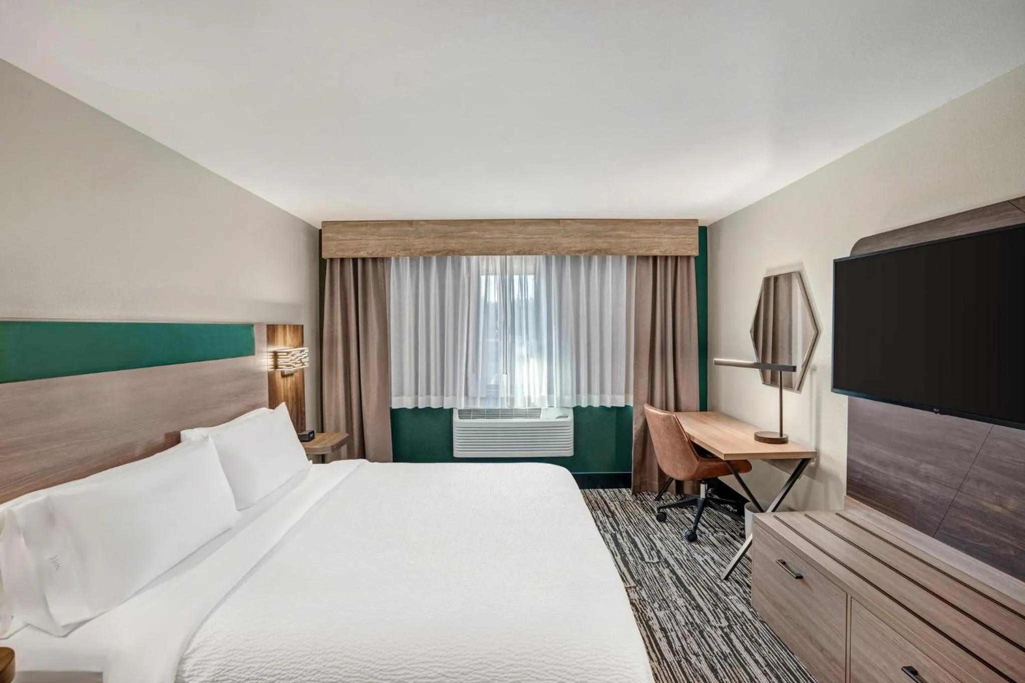 Photo of the whole room, Bed in Holiday Inn Express & Suites Hayward by IHG