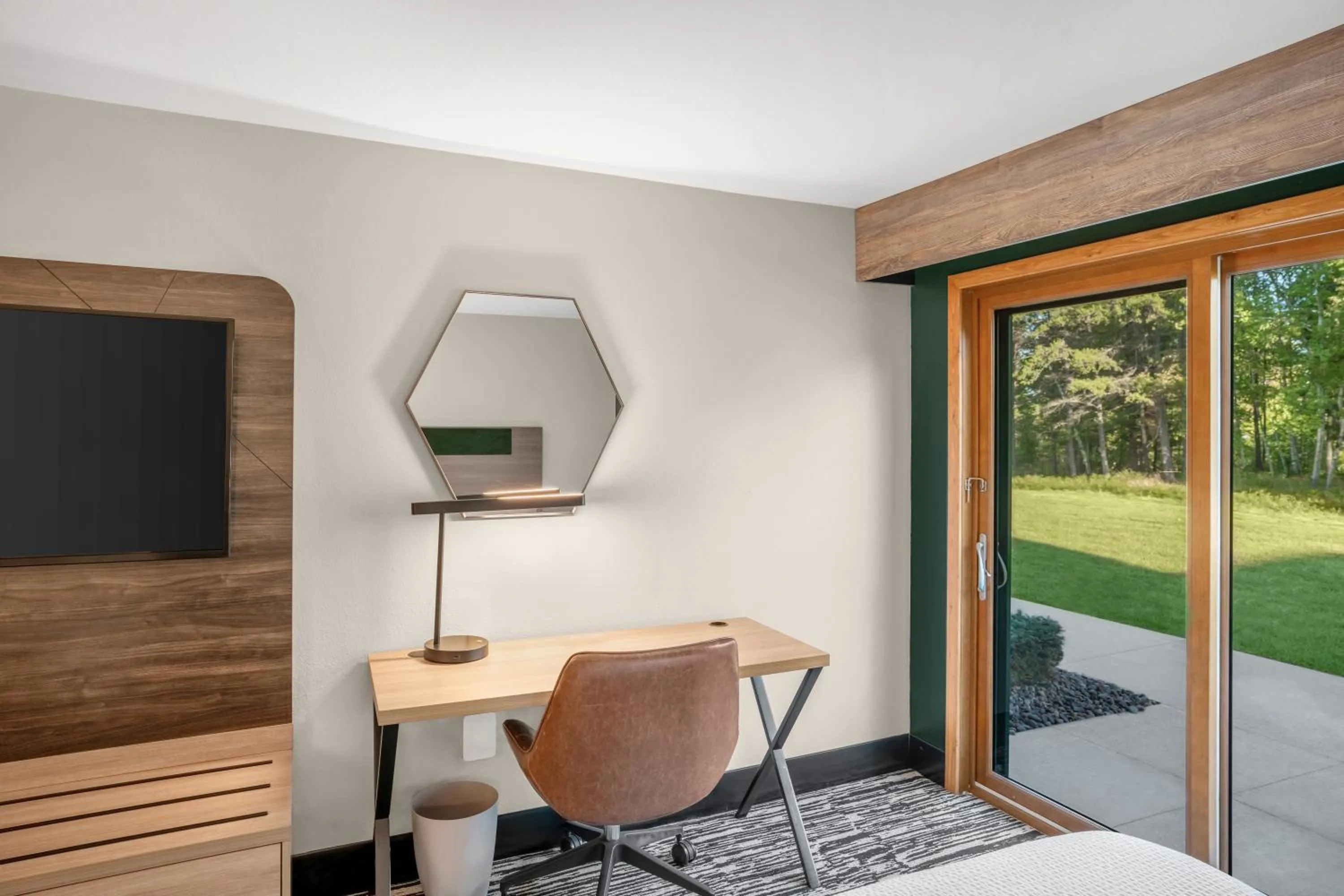 TV and multimedia in Holiday Inn Express & Suites Hayward by IHG