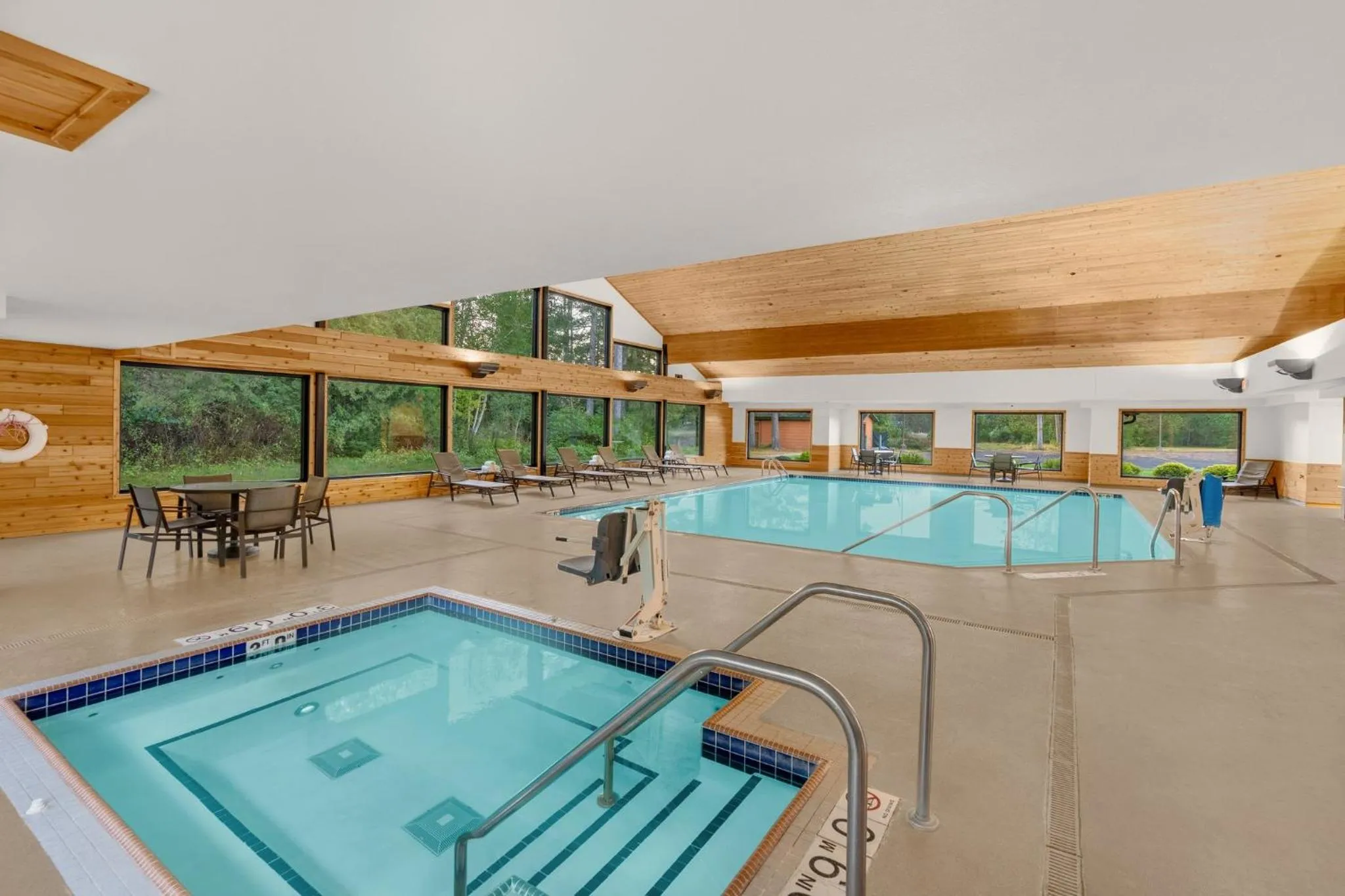 Swimming pool in Holiday Inn Express & Suites Hayward by IHG