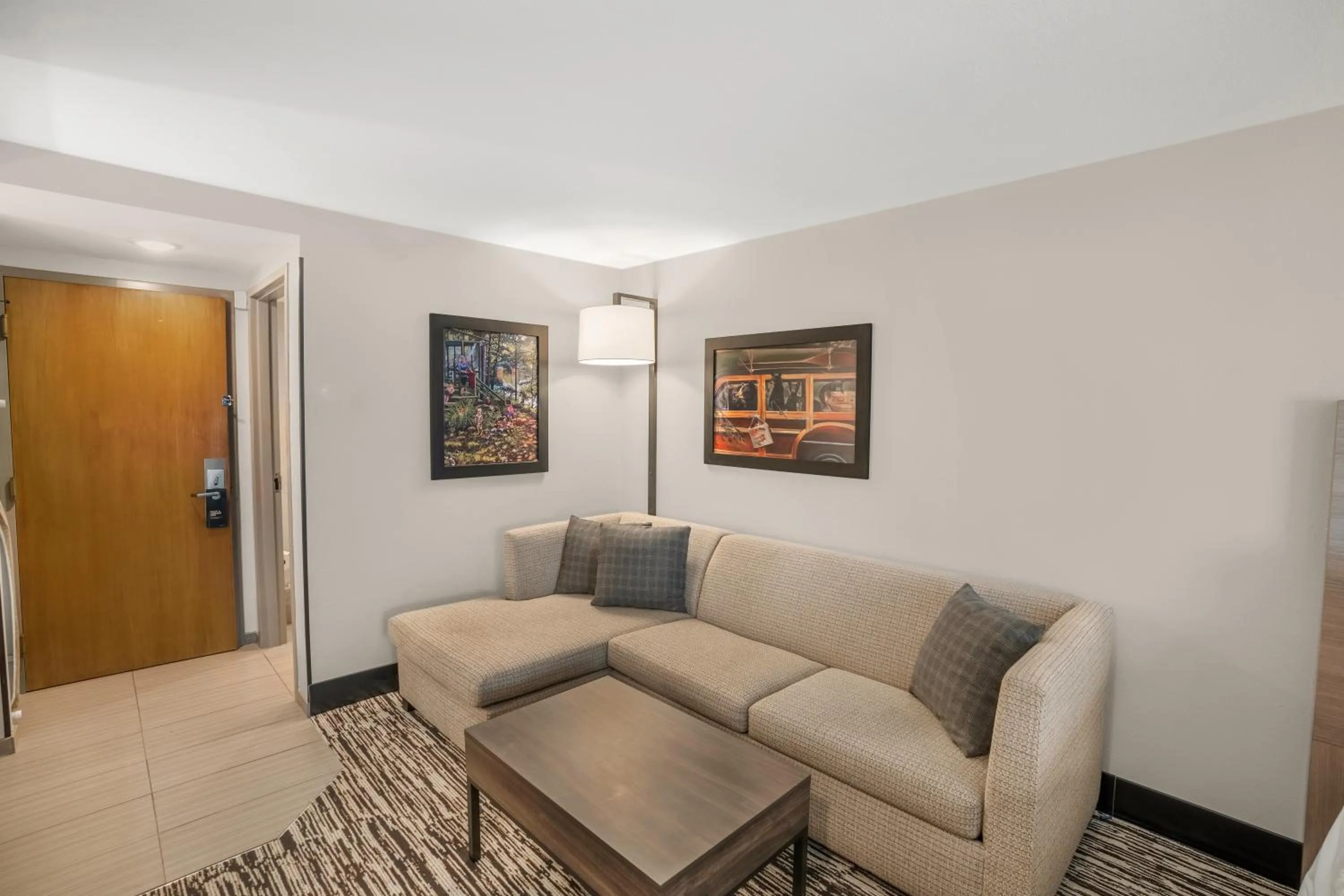 Seating area in Holiday Inn Express & Suites Hayward by IHG