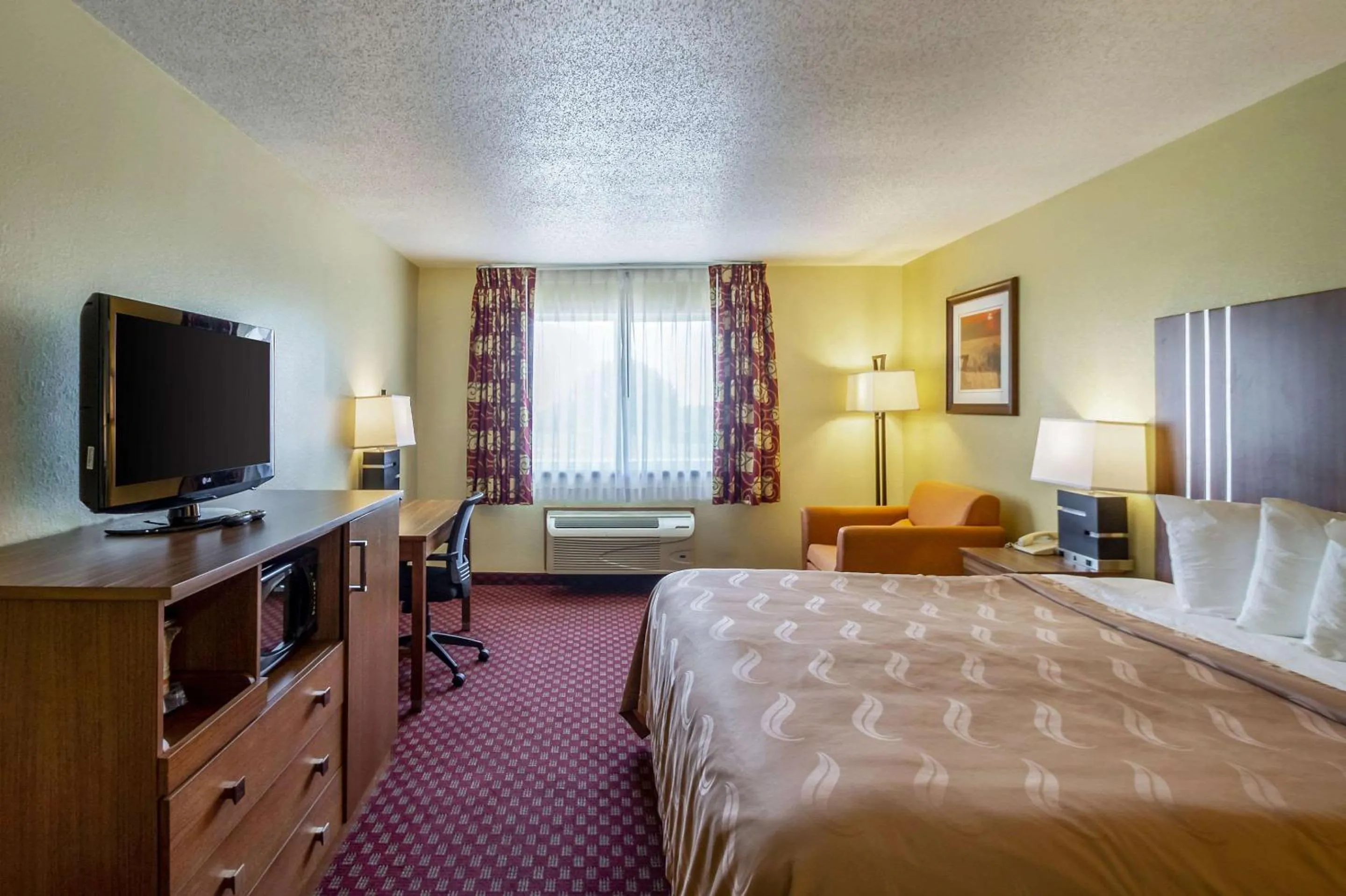 Photo of the whole room, Bed in Quality Inn Mineral Point