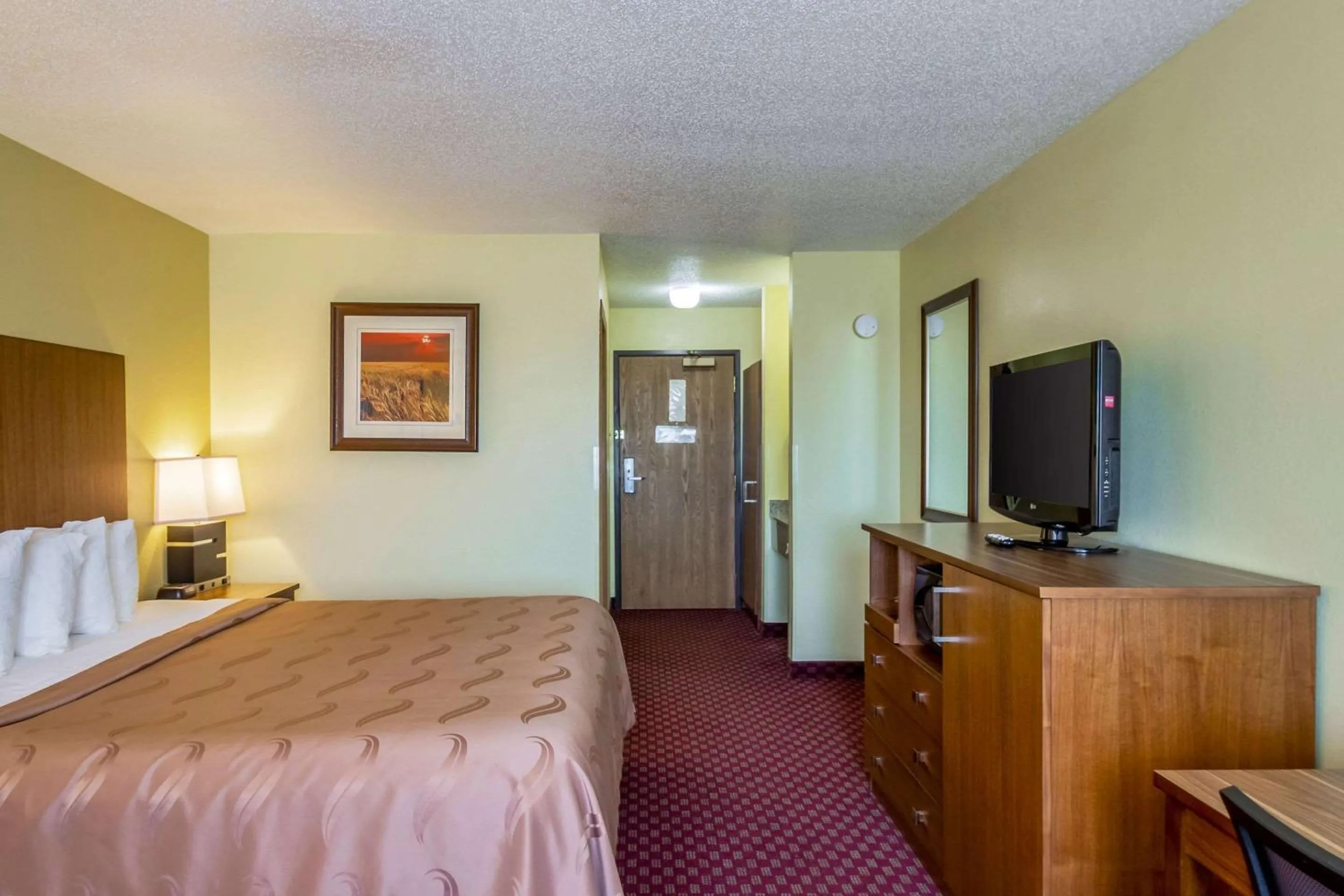 Photo of the whole room, Bed in Quality Inn Mineral Point