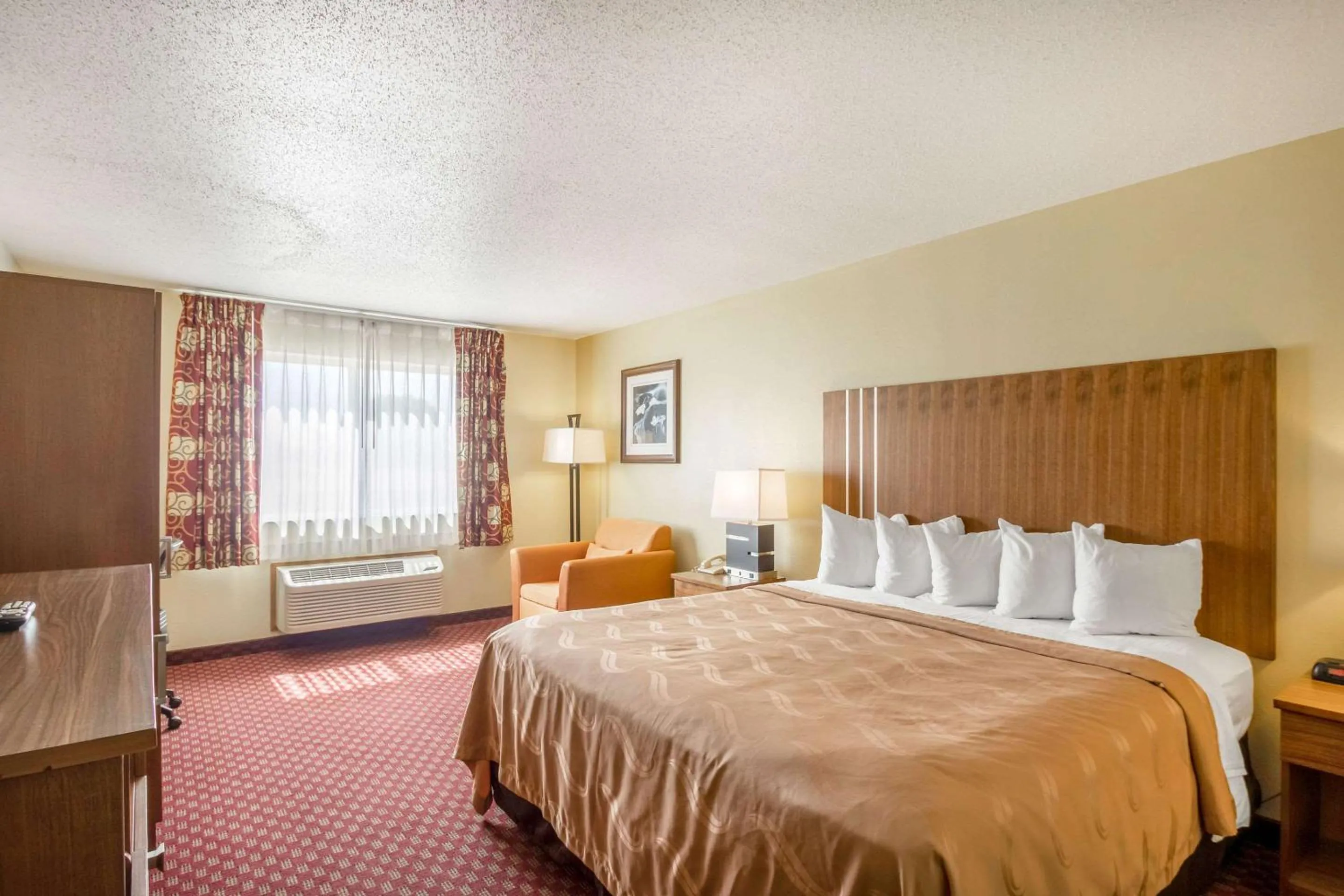 Photo of the whole room, Bed in Quality Inn Mineral Point
