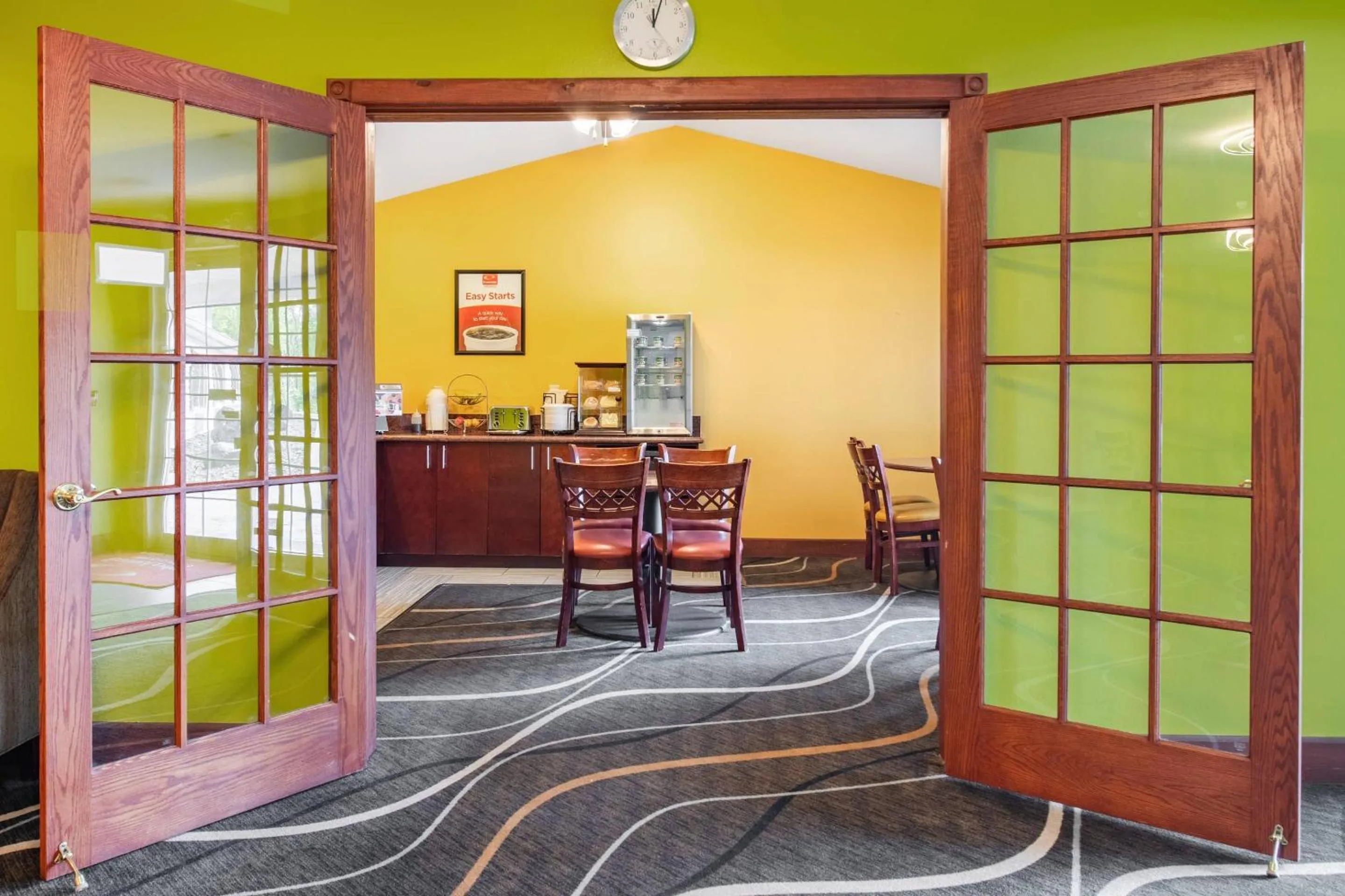 Breakfast in Econo Lodge Inn & Suites Eau Claire South