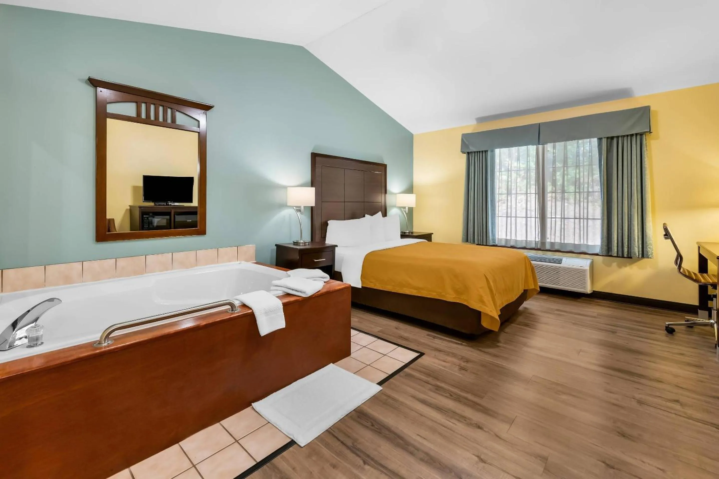 Bedroom, Bed in Econo Lodge Inn & Suites Eau Claire South