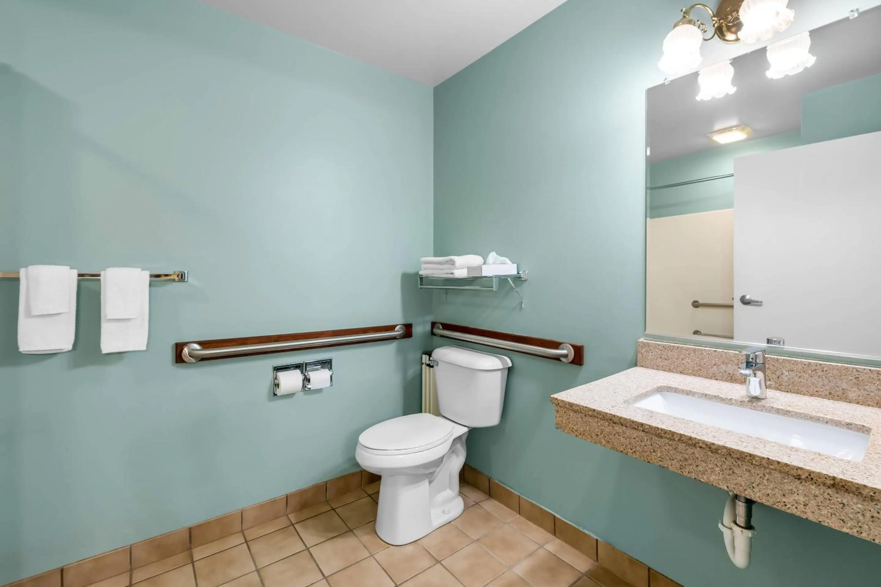 Bedroom in Econo Lodge Inn & Suites Eau Claire South