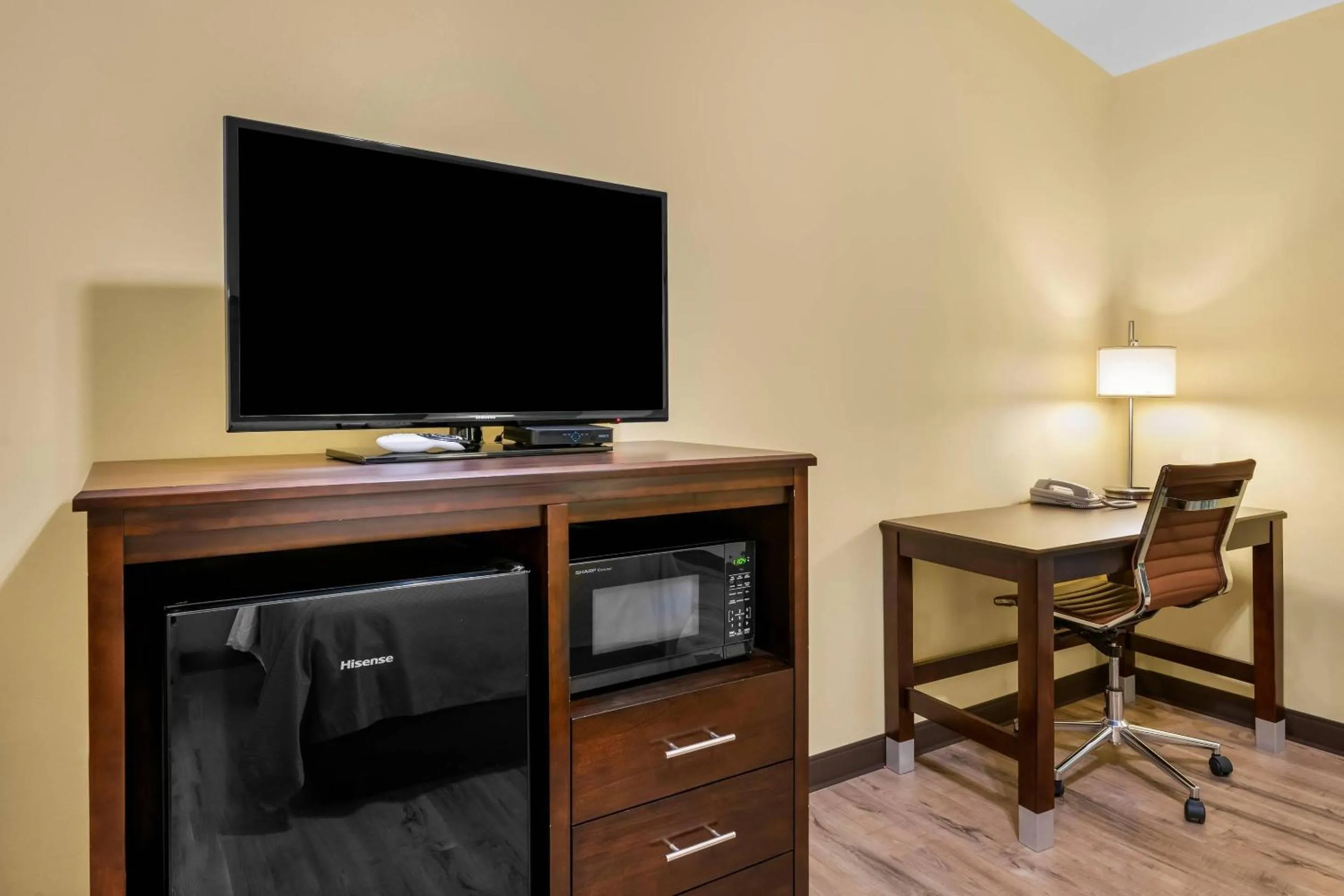 TV and multimedia in Econo Lodge Inn & Suites Eau Claire South