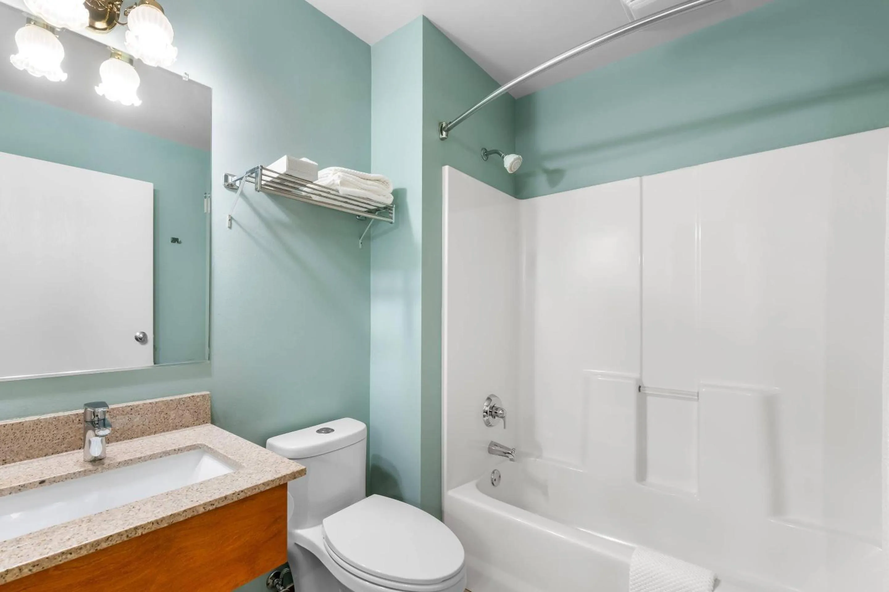 Bedroom in Econo Lodge Inn & Suites Eau Claire South