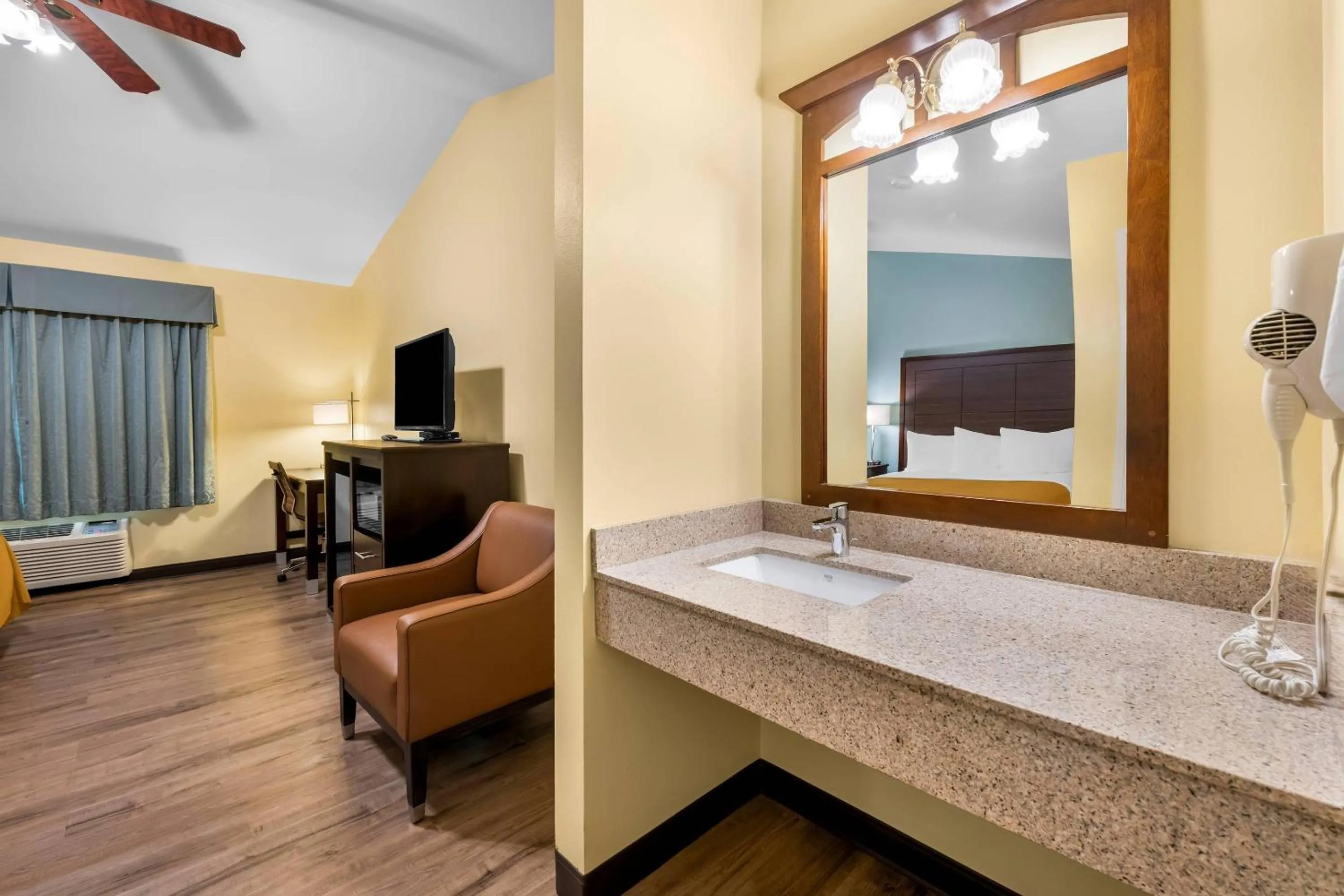 Bedroom in Econo Lodge Inn & Suites Eau Claire South