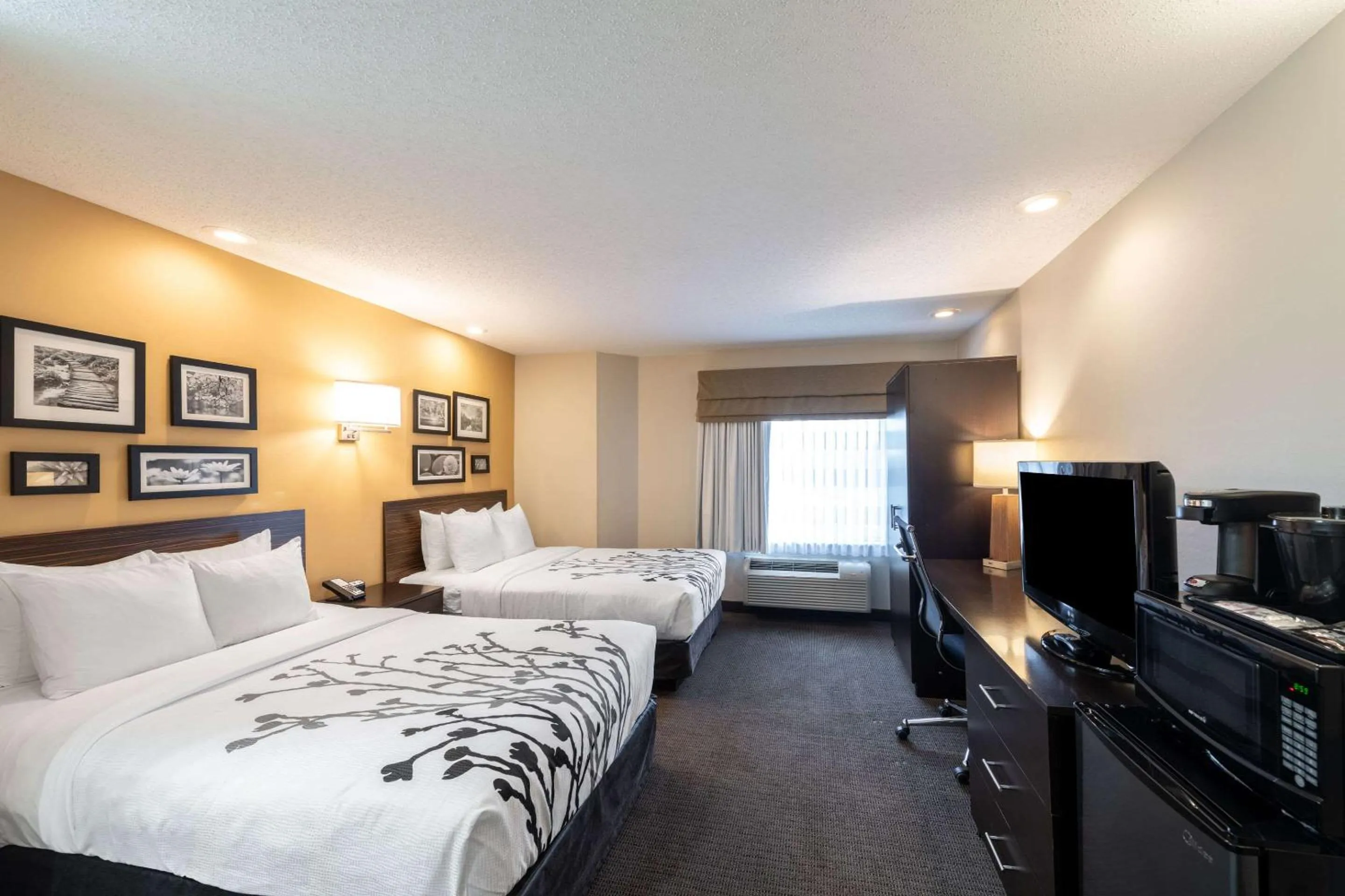 Bedroom, Bed in Sleep Inn & Suites Green Bay South