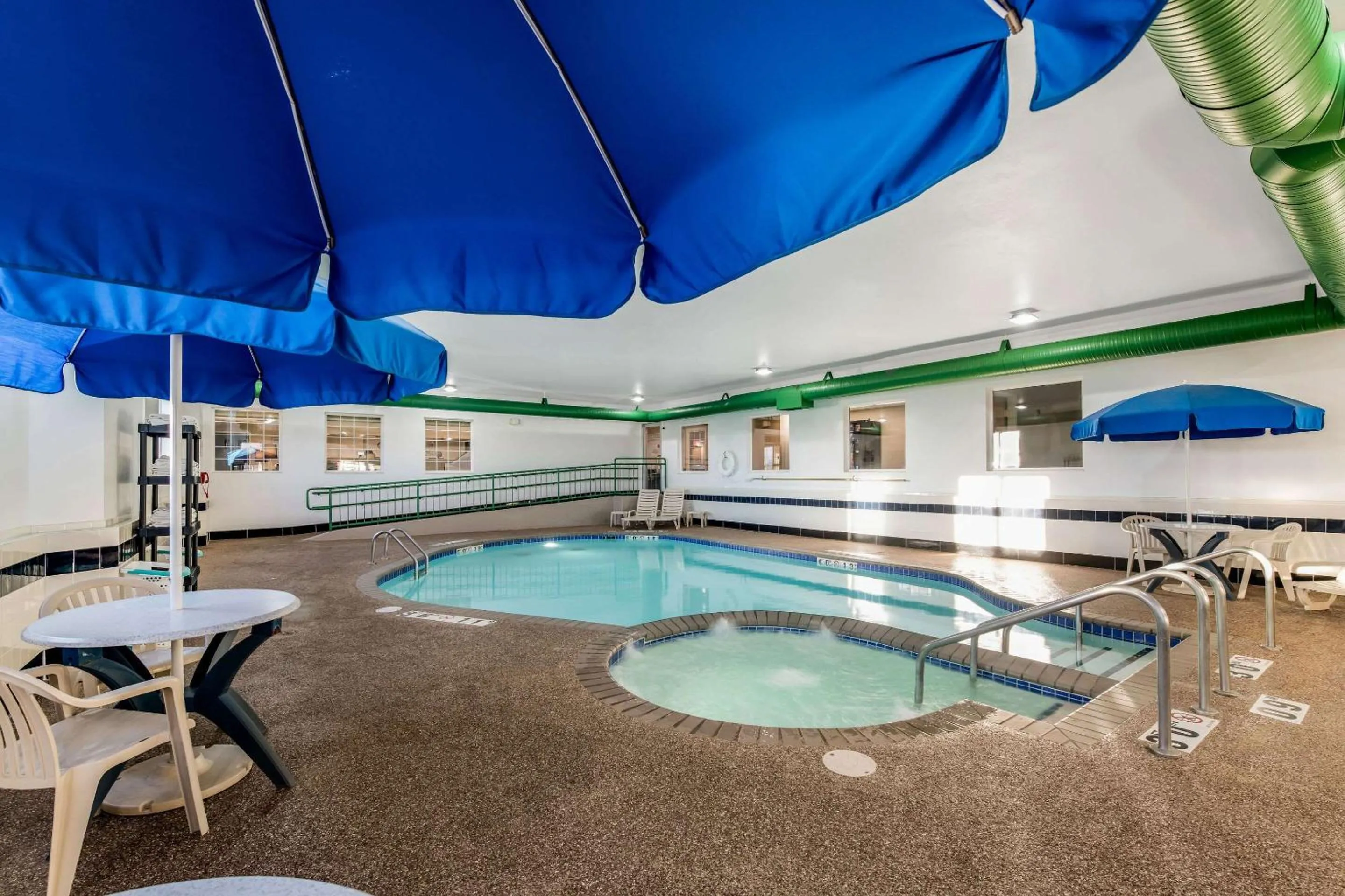 Swimming pool in Sleep Inn & Suites Green Bay South