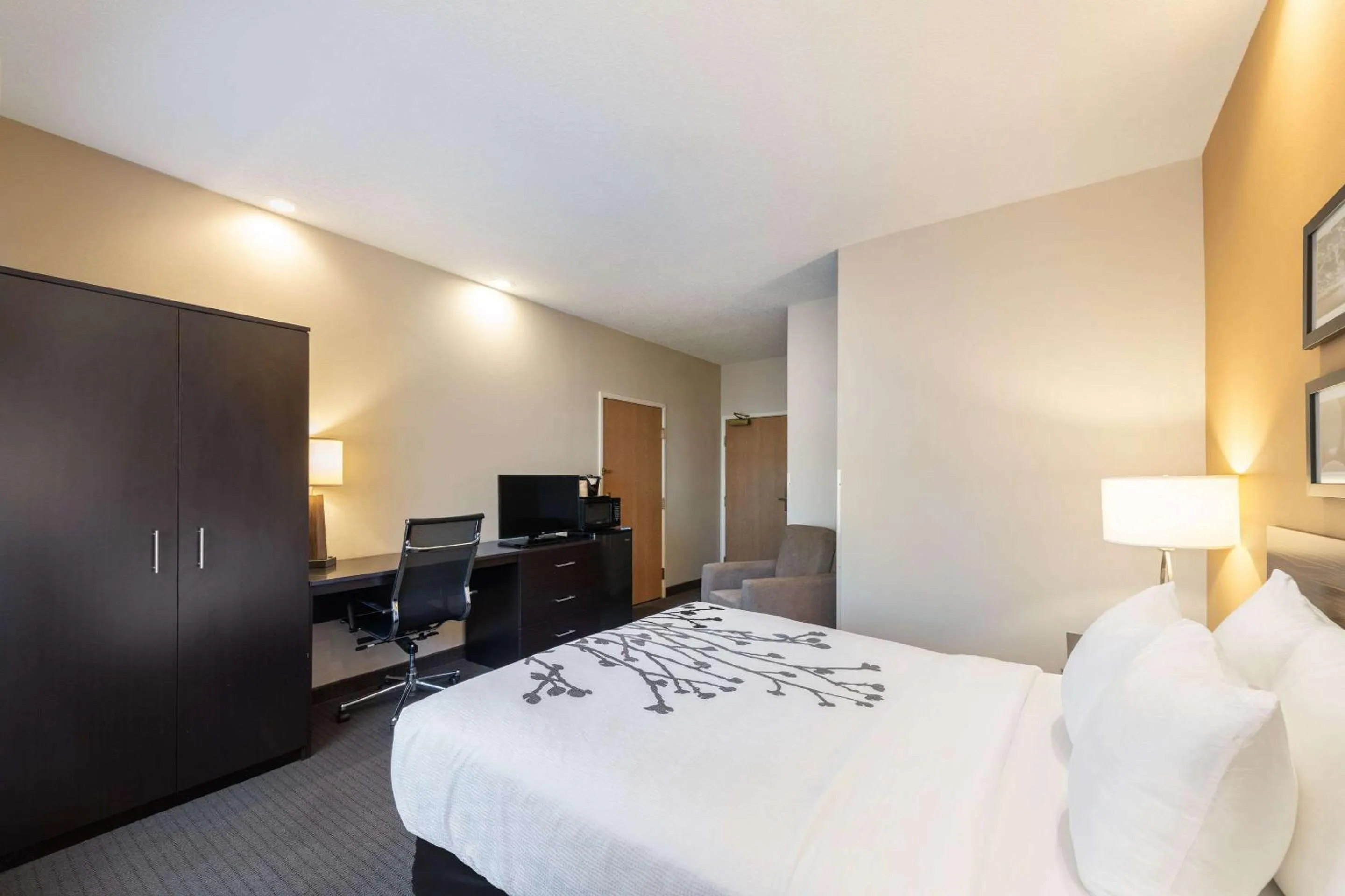 Bedroom, Bed in Sleep Inn & Suites Green Bay South