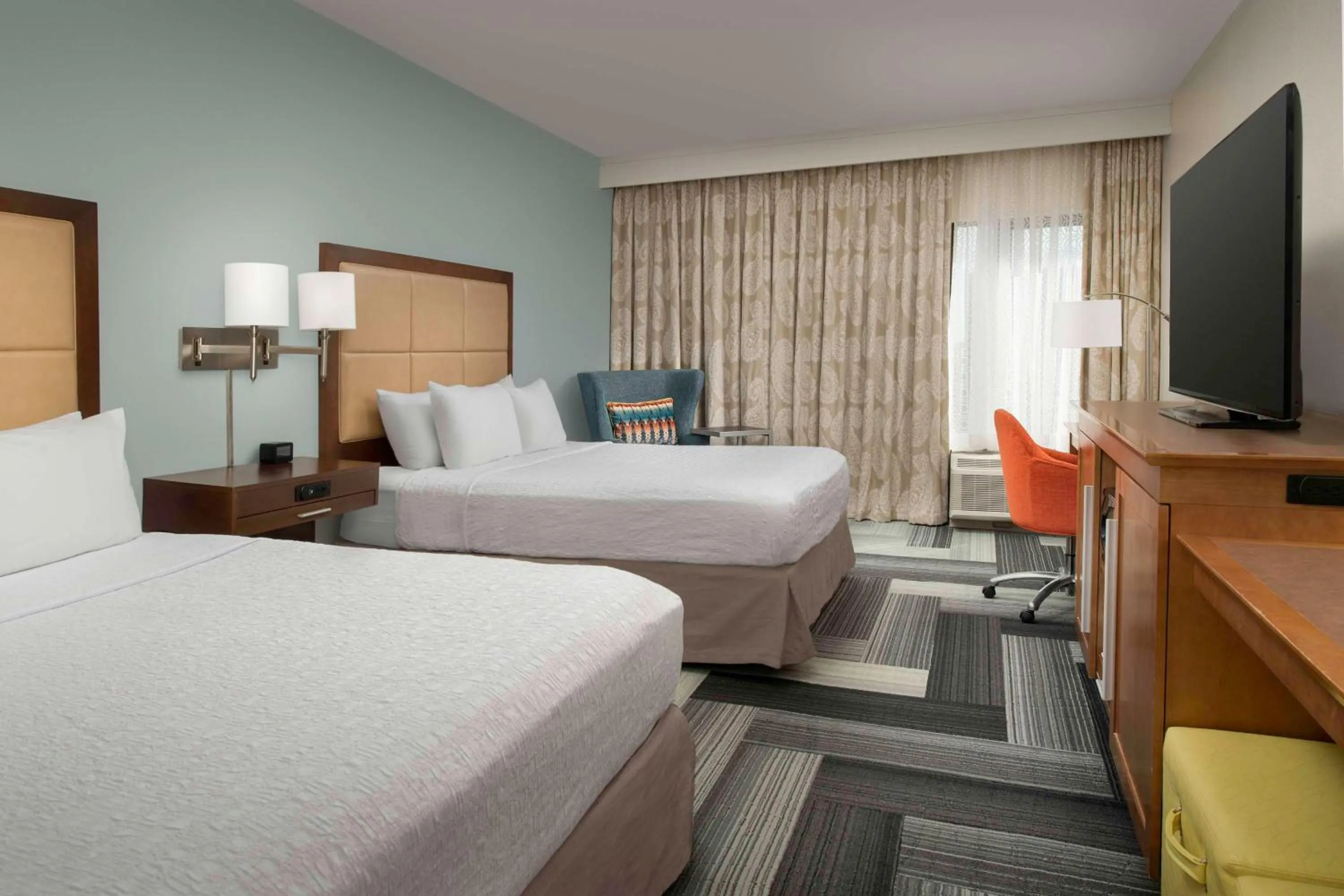 Bed in Hampton Inn Pittsburgh-Monroeville