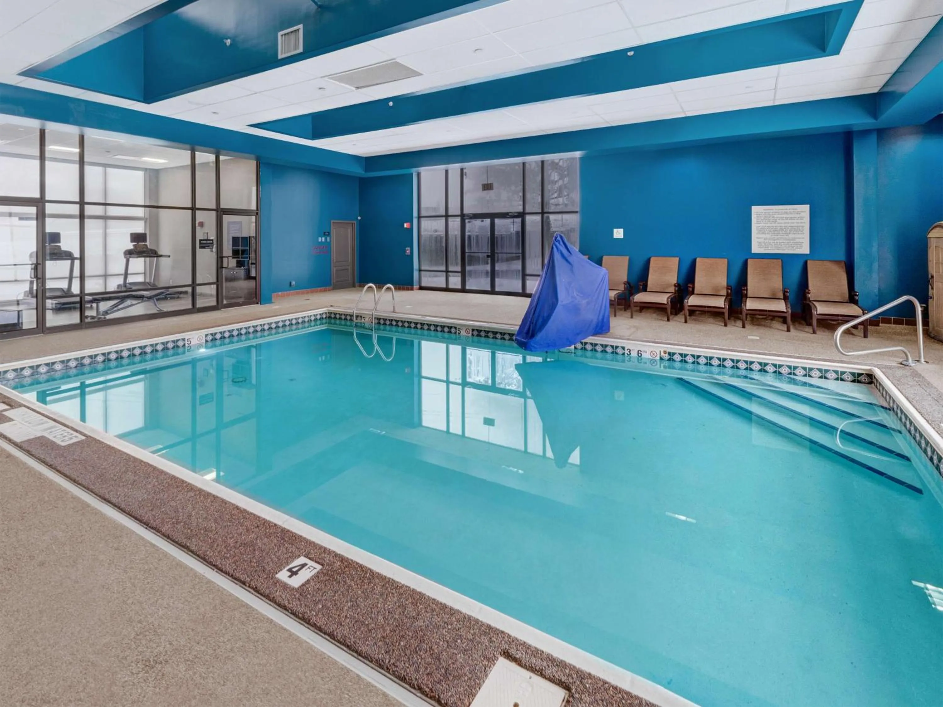 Swimming pool in Hampton Inn Pittsburgh-Monroeville