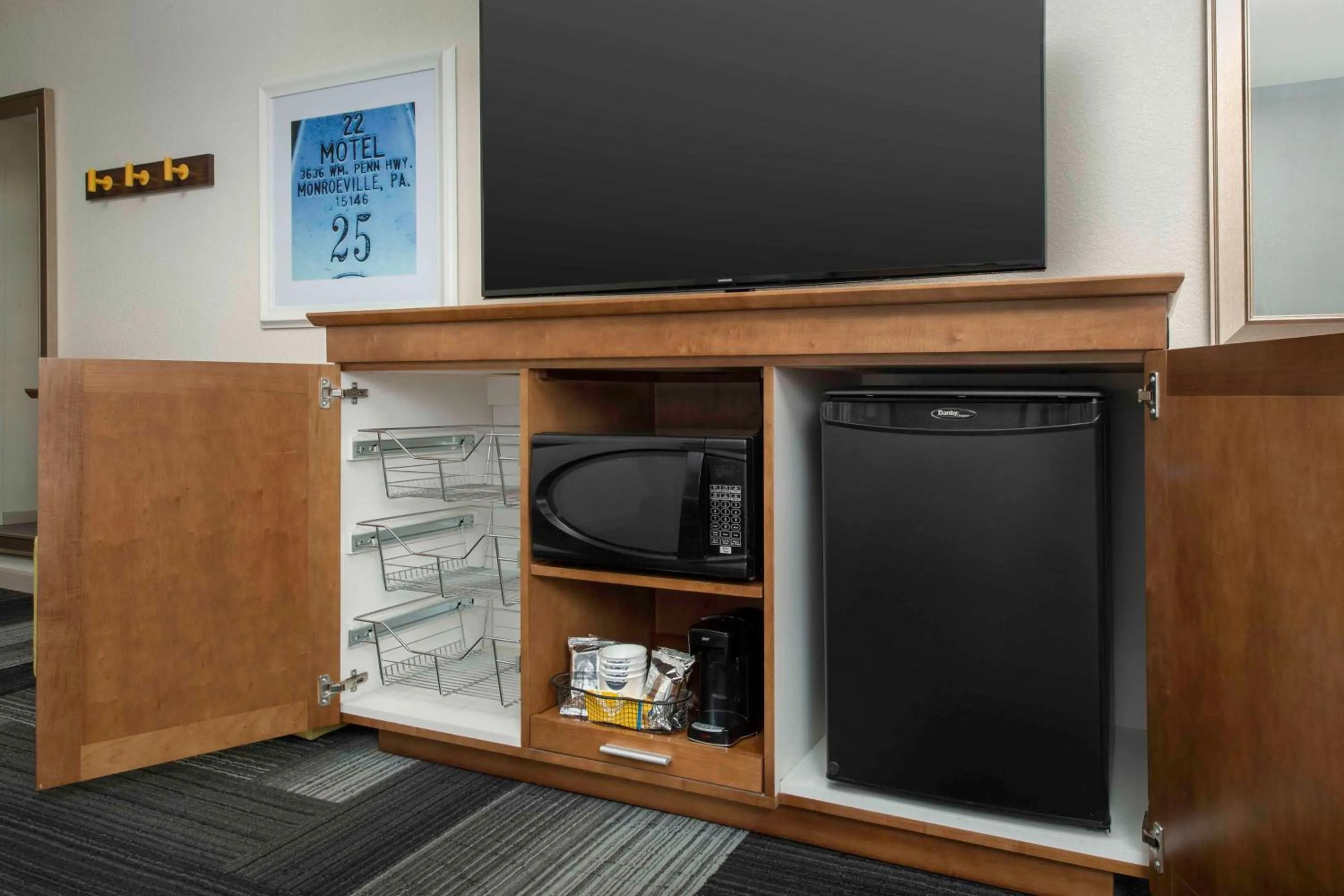 Bedroom in Hampton Inn Pittsburgh-Monroeville