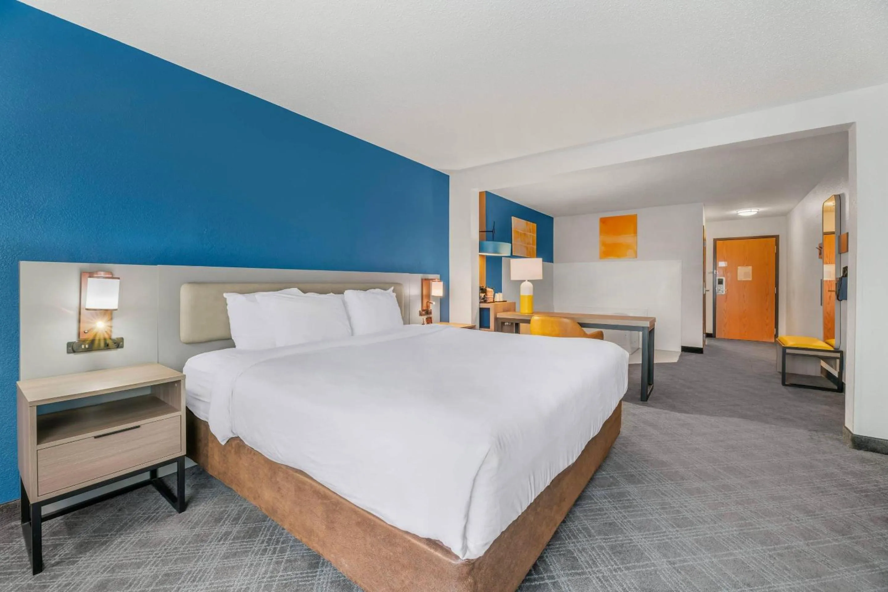 Bedroom, Bed in Comfort Inn & Suites Sheboygan I-43