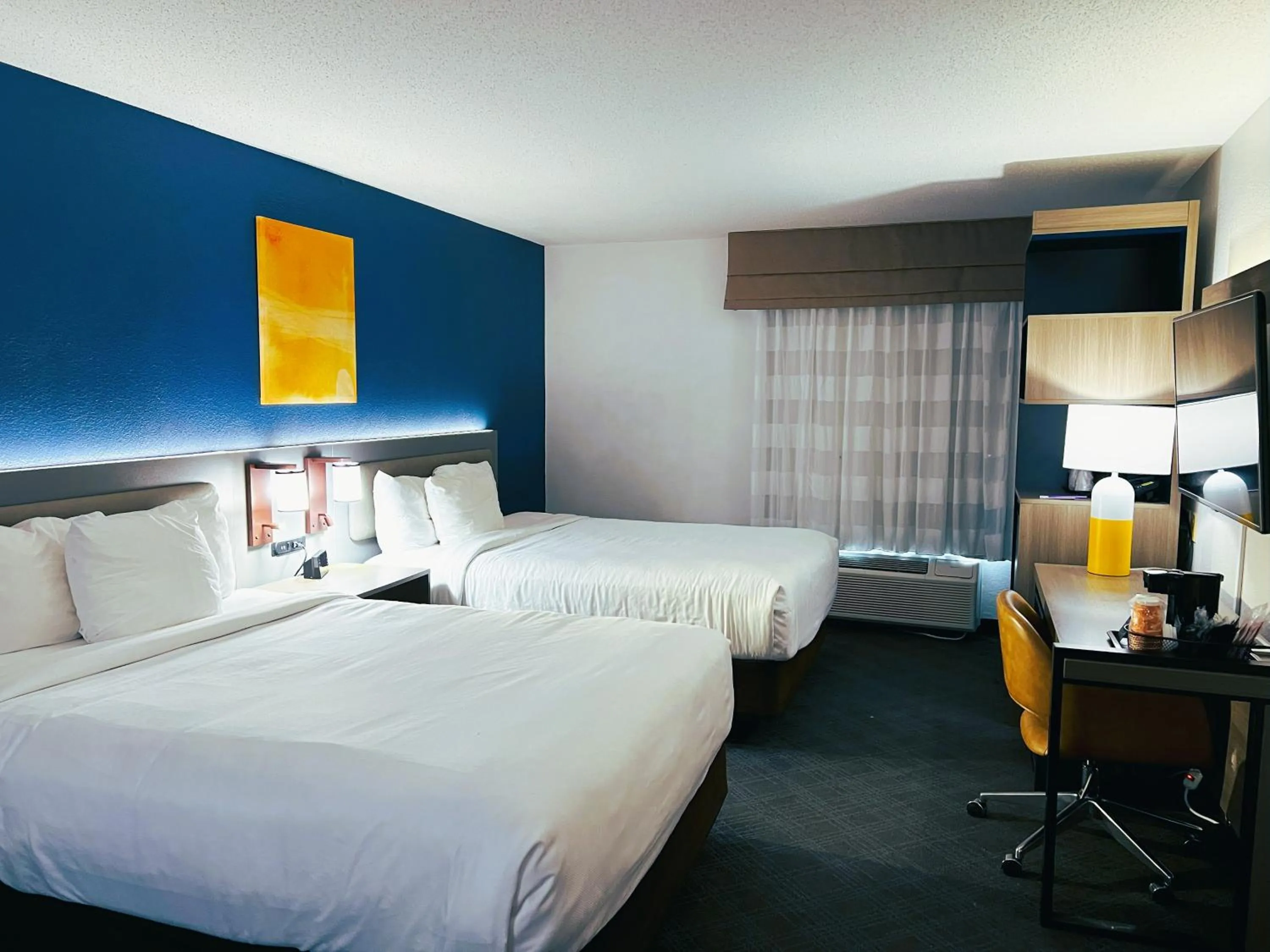 Photo of the whole room, Bed in Comfort Inn & Suites Sheboygan I-43