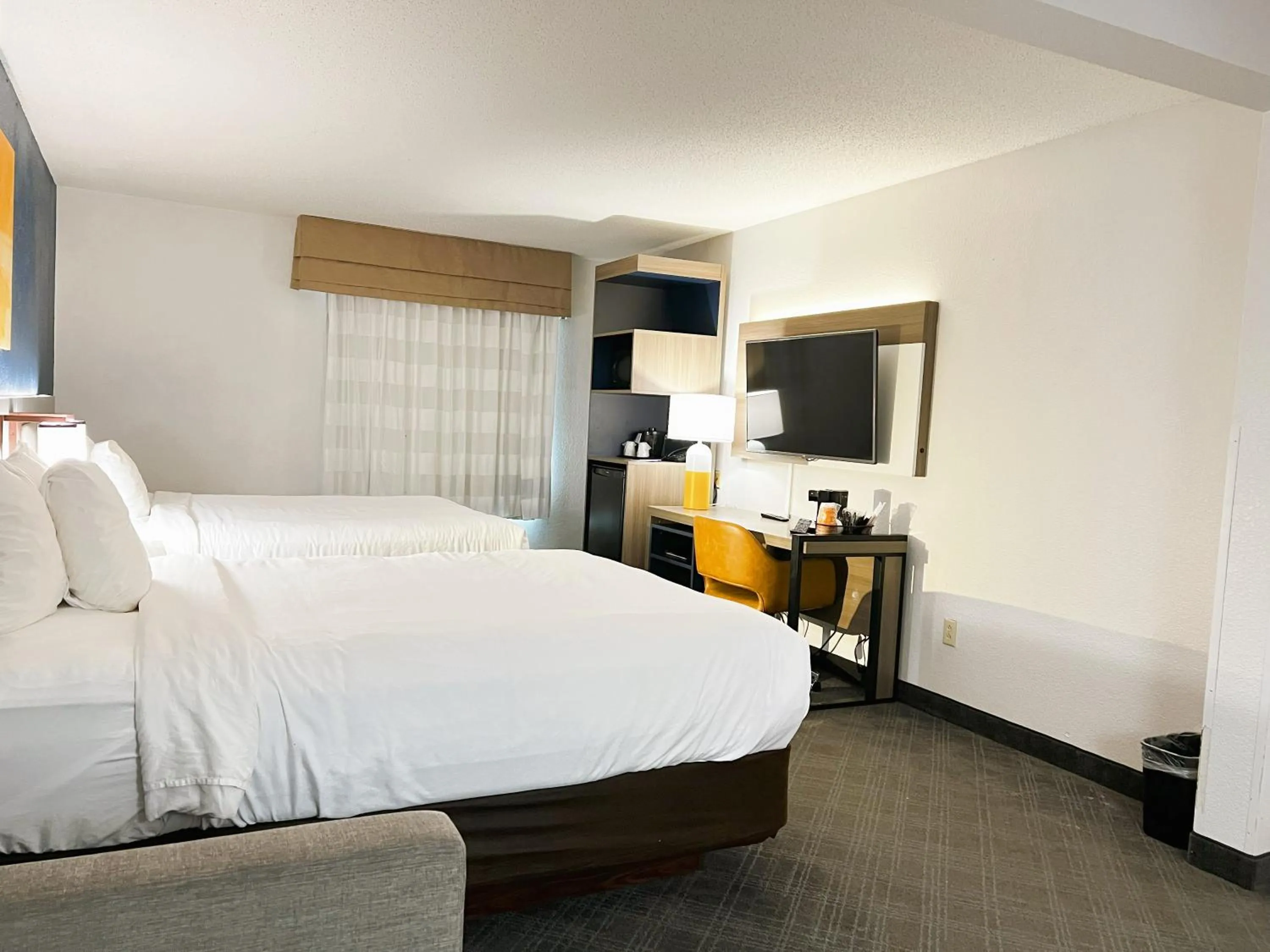 Photo of the whole room, Bed in Comfort Inn & Suites Sheboygan I-43