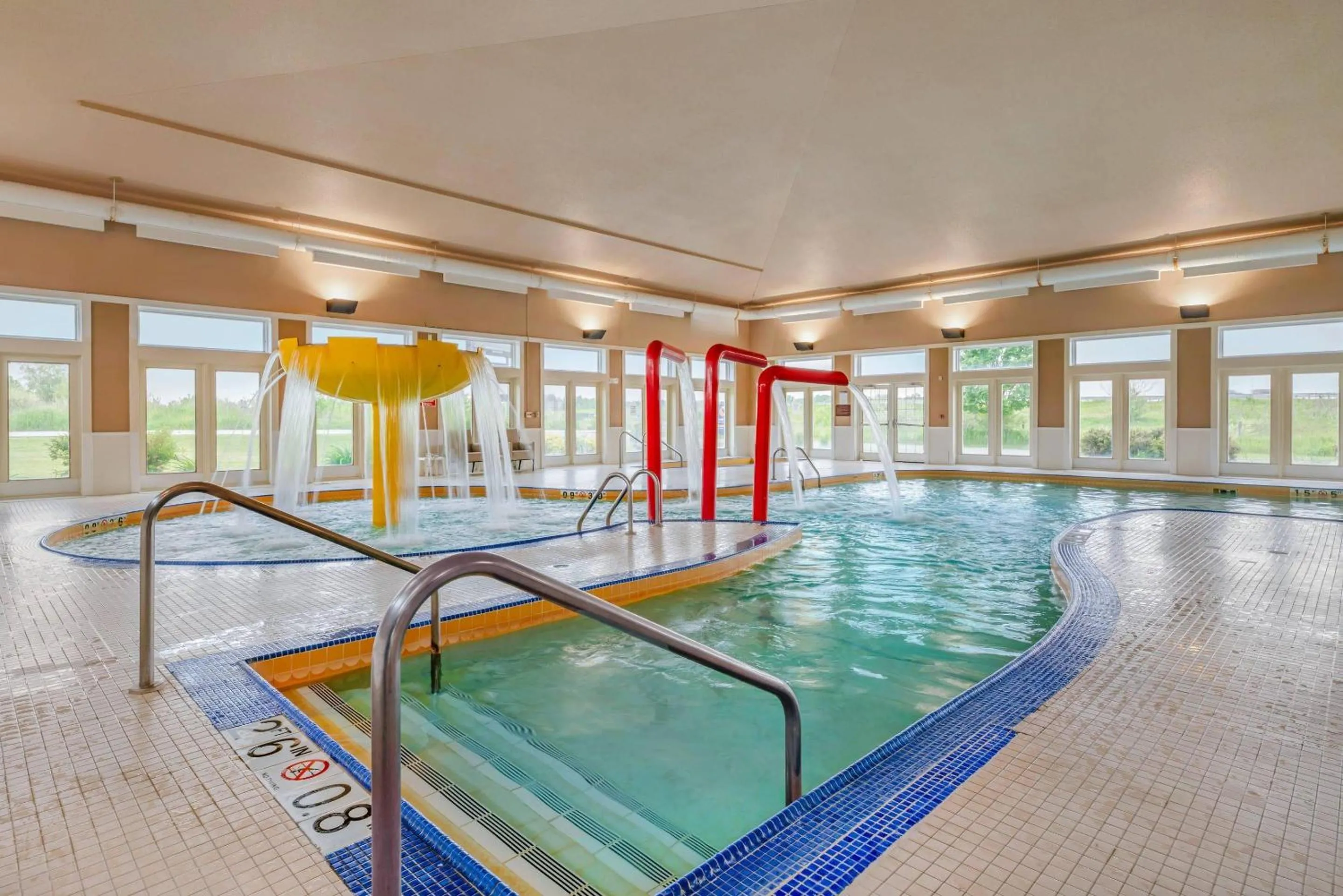 Swimming pool in Comfort Inn & Suites Sheboygan I-43
