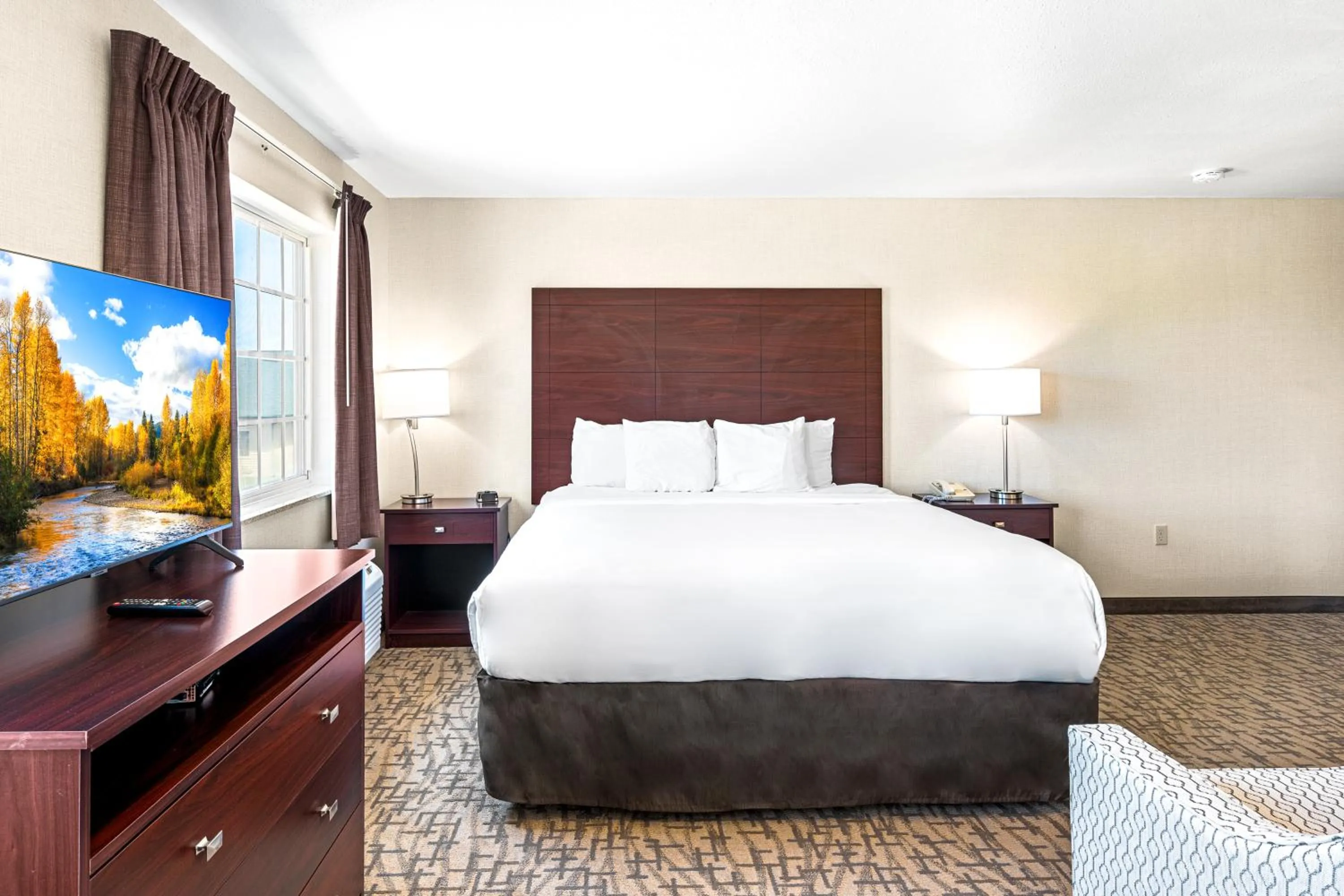 Bed in Boarders Inn & Suites by Cobblestone Hotels - Shawano