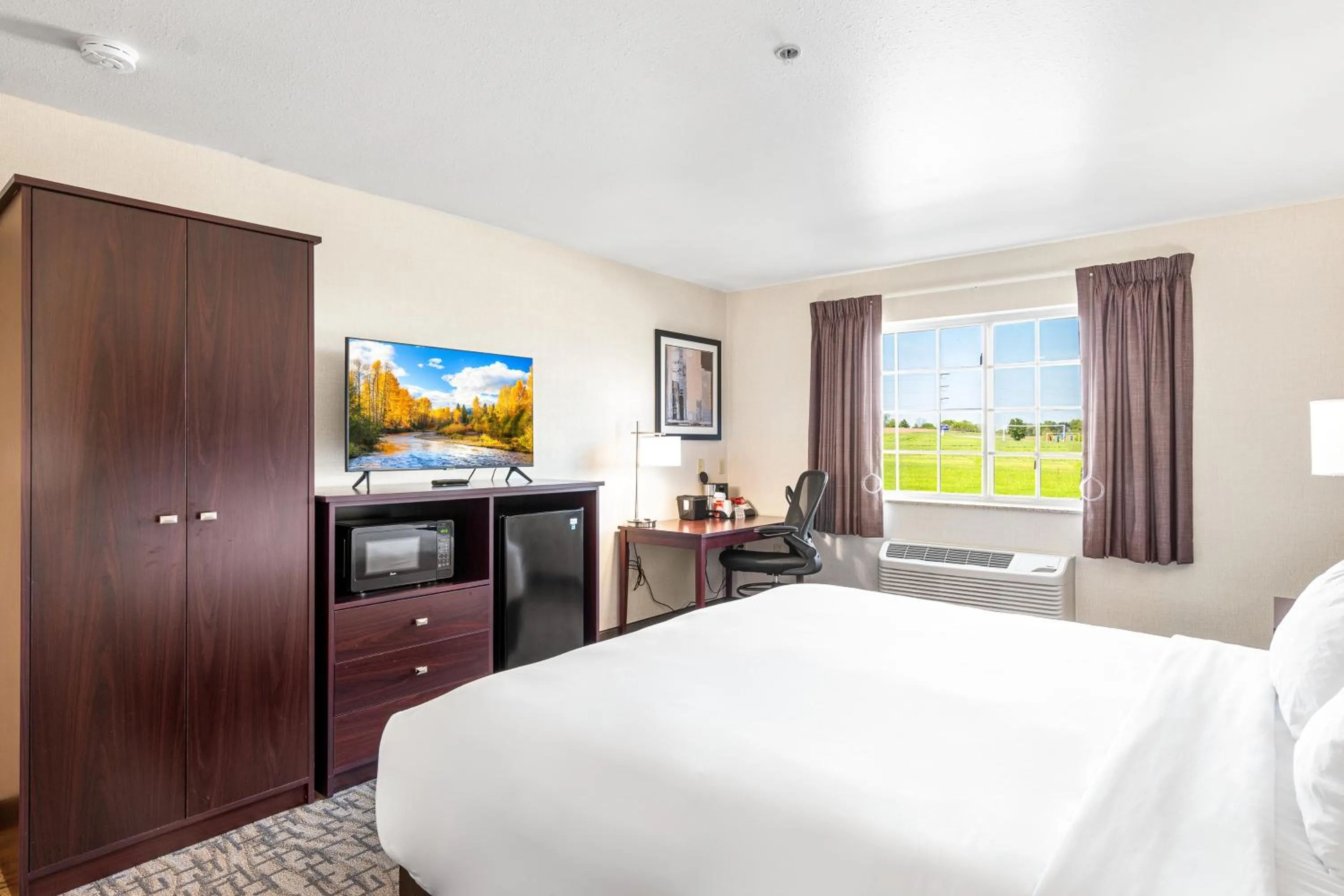 Photo of the whole room, Bed in Boarders Inn & Suites by Cobblestone Hotels - Shawano