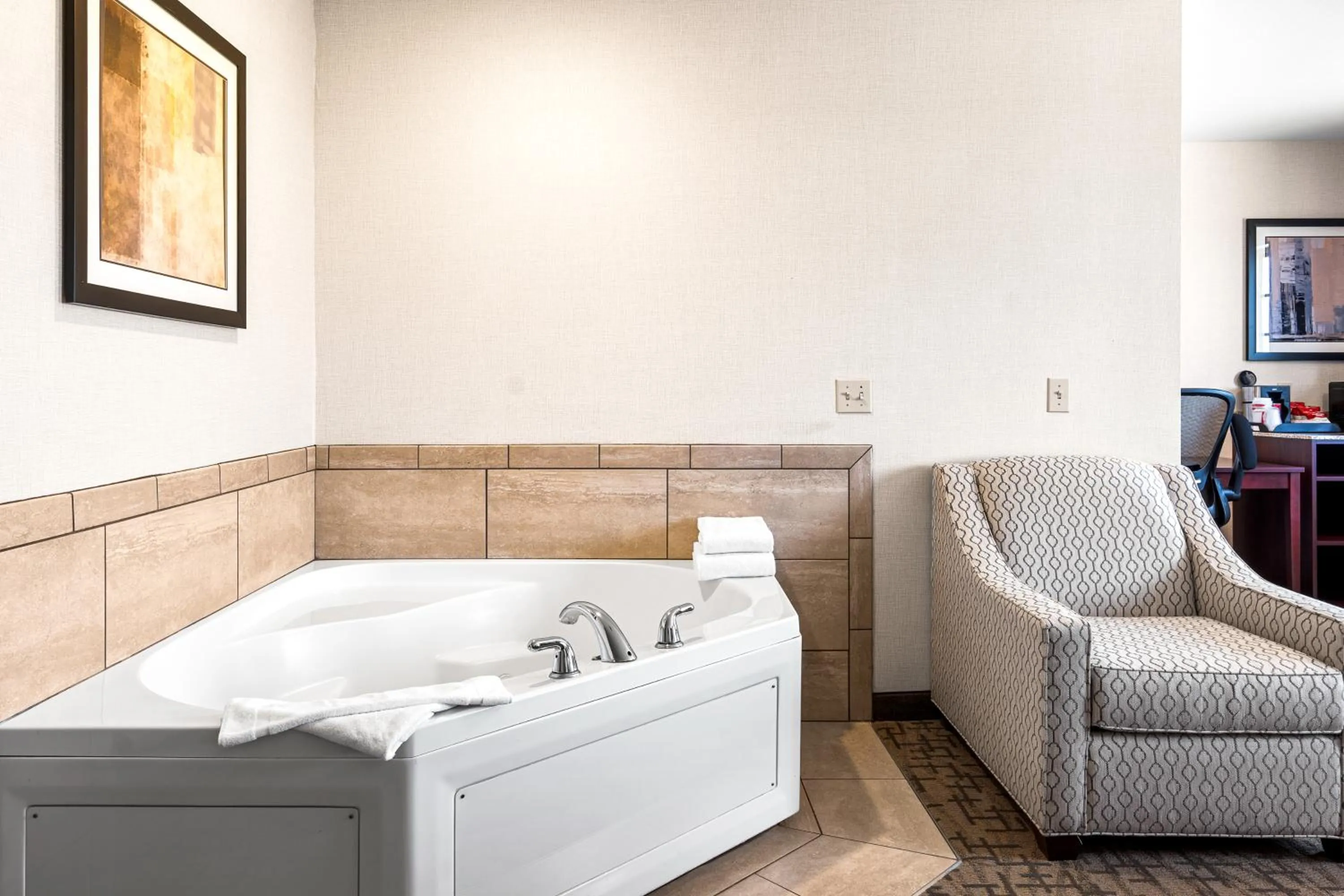 Seating area, Bed in Boarders Inn & Suites by Cobblestone Hotels - Shawano