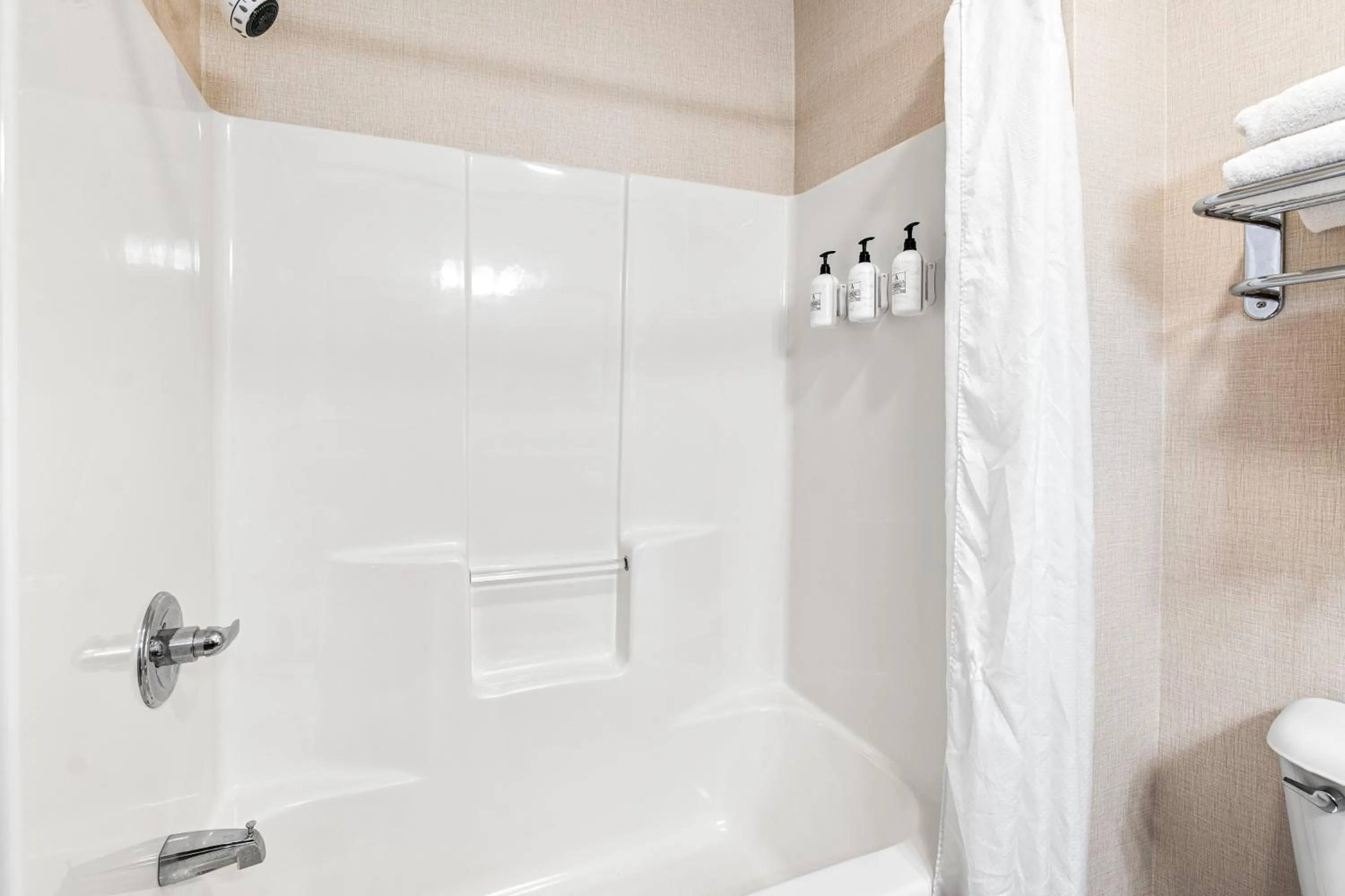 Bathroom in Boarders Inn & Suites by Cobblestone Hotels - Shawano