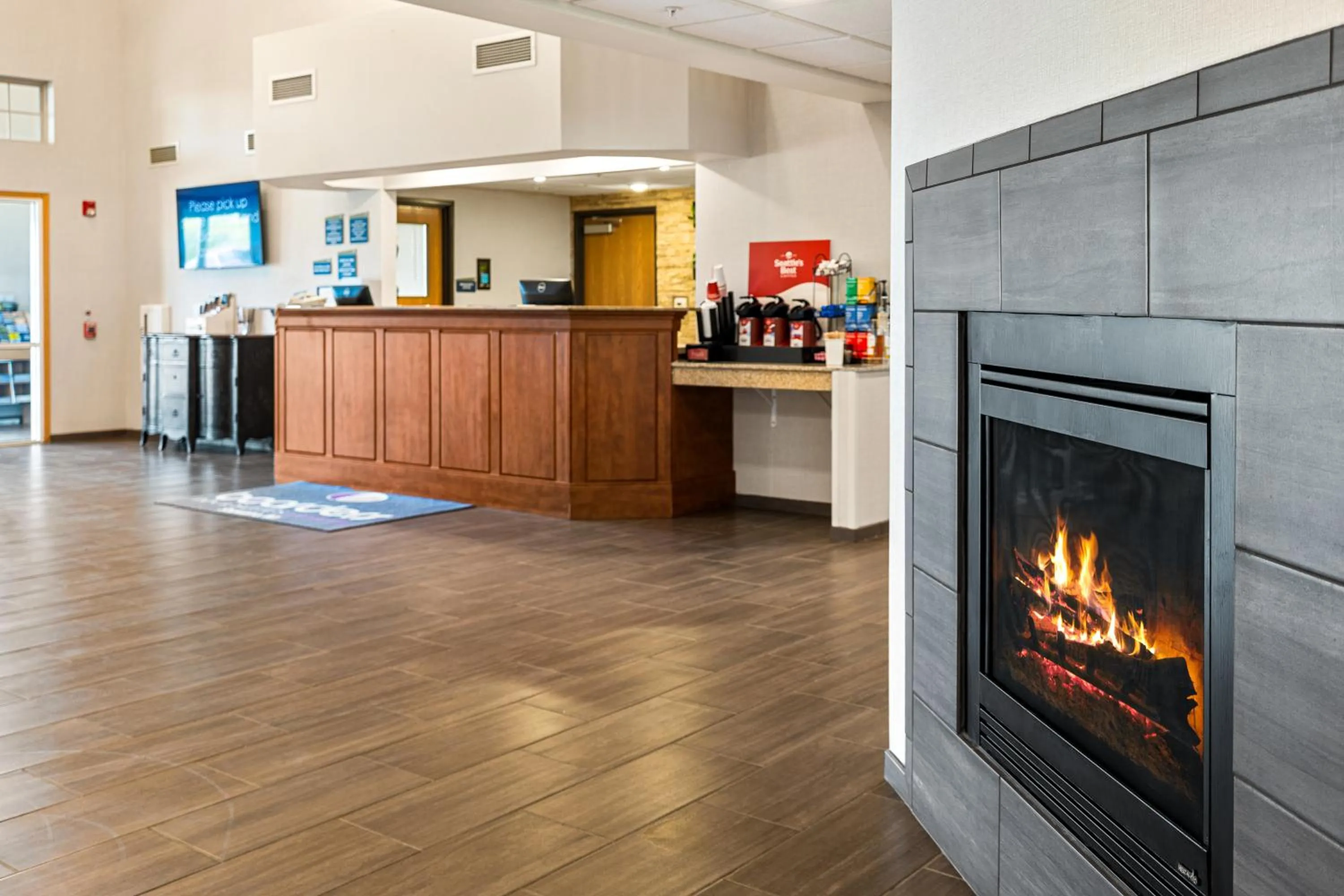 Lobby or reception in Boarders Inn & Suites by Cobblestone Hotels - Shawano